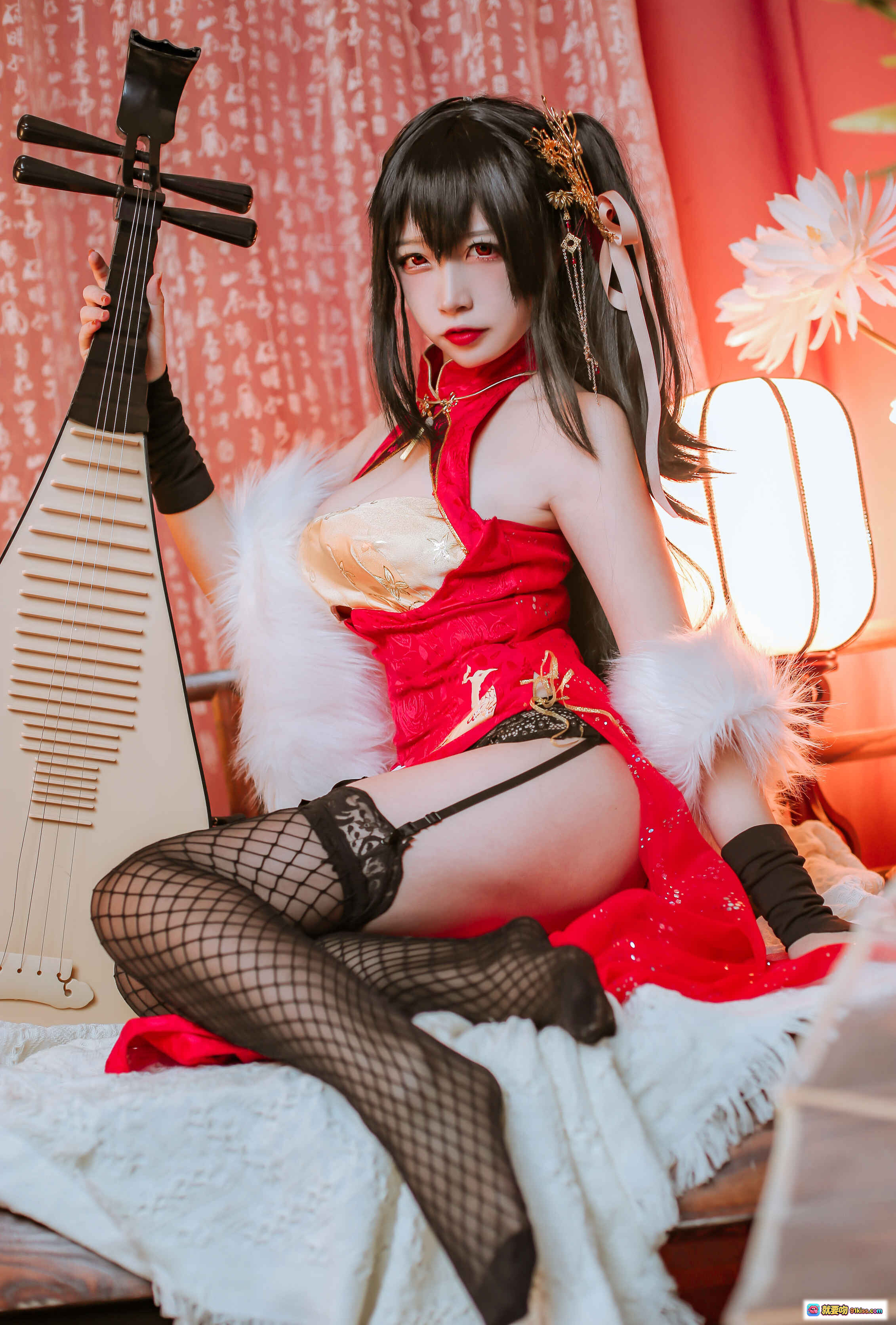 图片[9] - 二佐Nisa NO.030 大凤旗袍Cosplay 红金刺绣露肩旗袍 黑发红瞳 金色凤冠 白毛绒装饰 性感古风写真 41P高清图集 - 就要吻