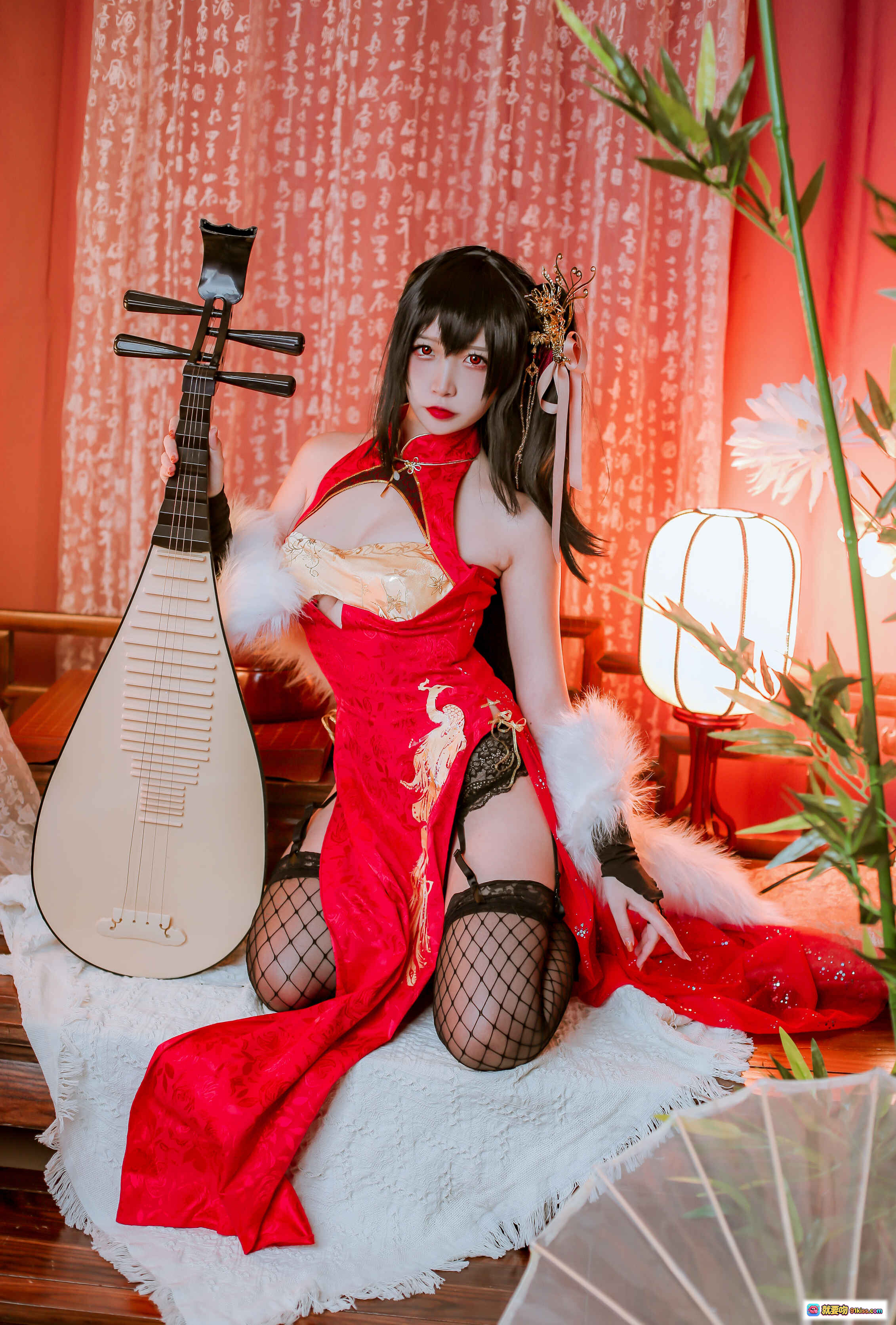 图片[10] - 二佐Nisa NO.030 大凤旗袍Cosplay 红金刺绣露肩旗袍 黑发红瞳 金色凤冠 白毛绒装饰 性感古风写真 41P高清图集 - 就要吻
