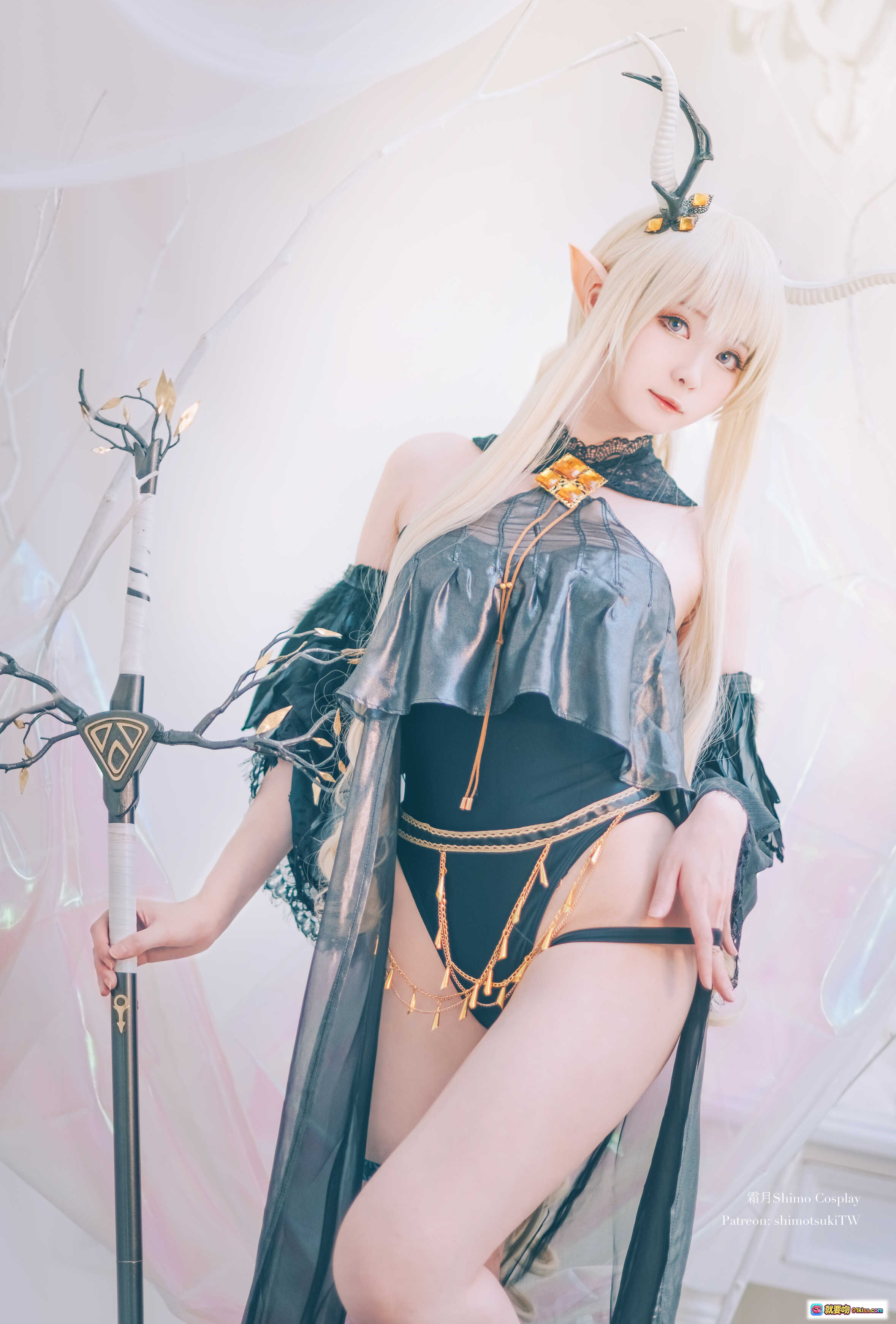 图片[4] - 霜月shimo NO.028 明日方舟闪灵cosplay 黑金蕾丝精灵耳角饰 持法杖氛围感写真 17P高清图集 - 就要吻