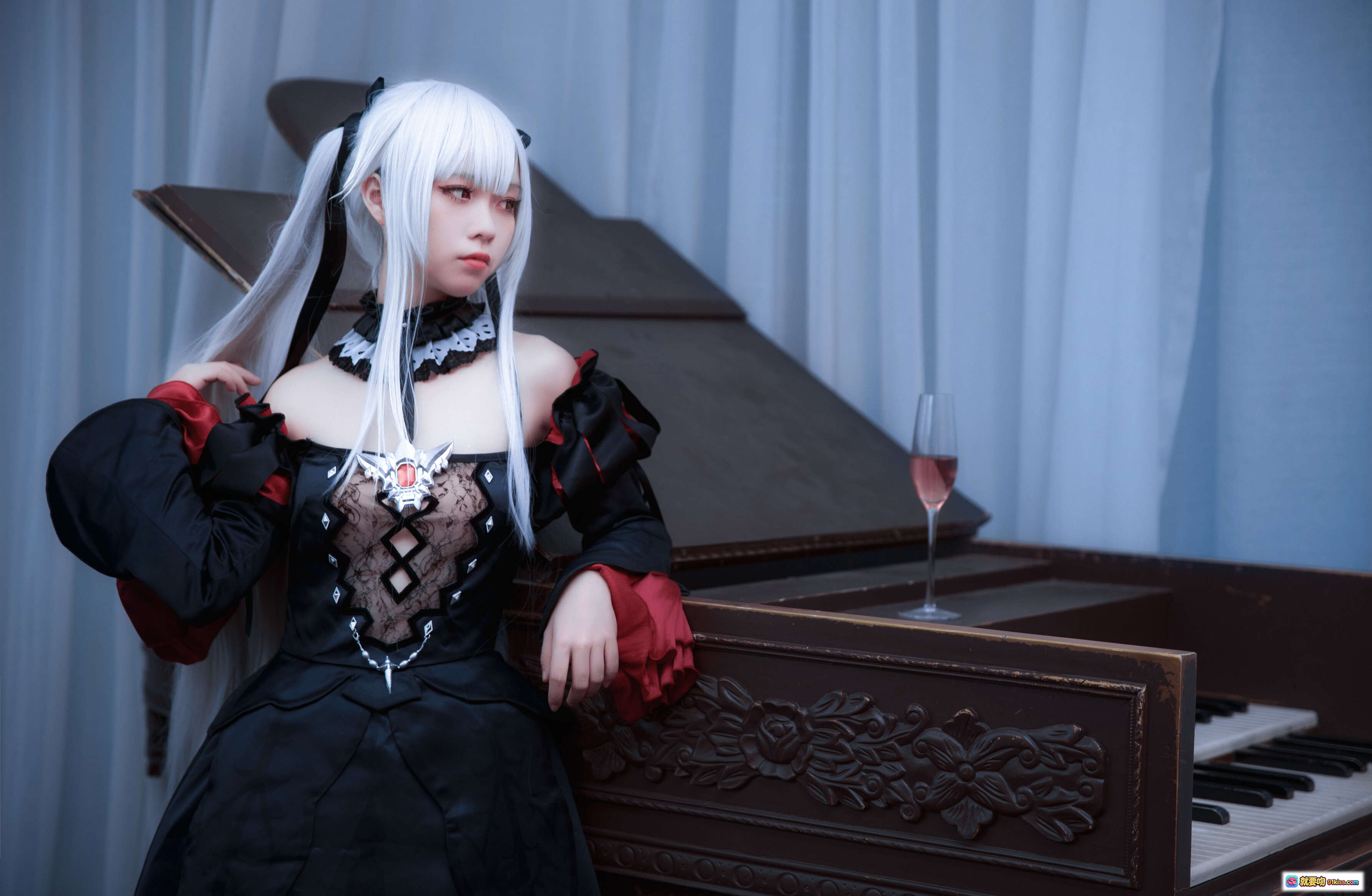 图片[1] - G44不会受伤 NO.019 雾枝长裙Cosplay 白发黑丝红裙哥特风写真 13P高清图集 - 就要吻