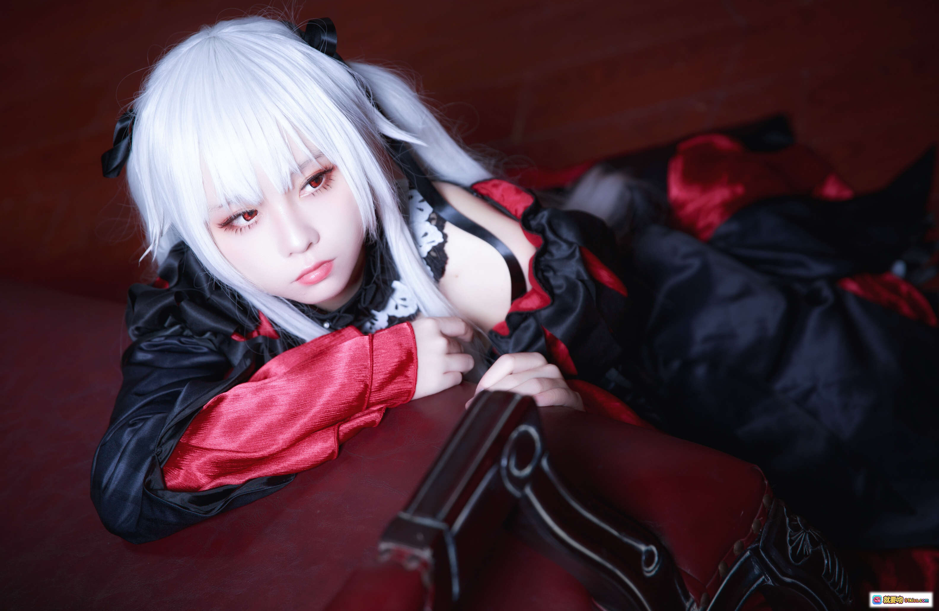 图片[9] - G44不会受伤 NO.019 雾枝长裙Cosplay 白发黑丝红裙哥特风写真 13P高清图集 - 就要吻