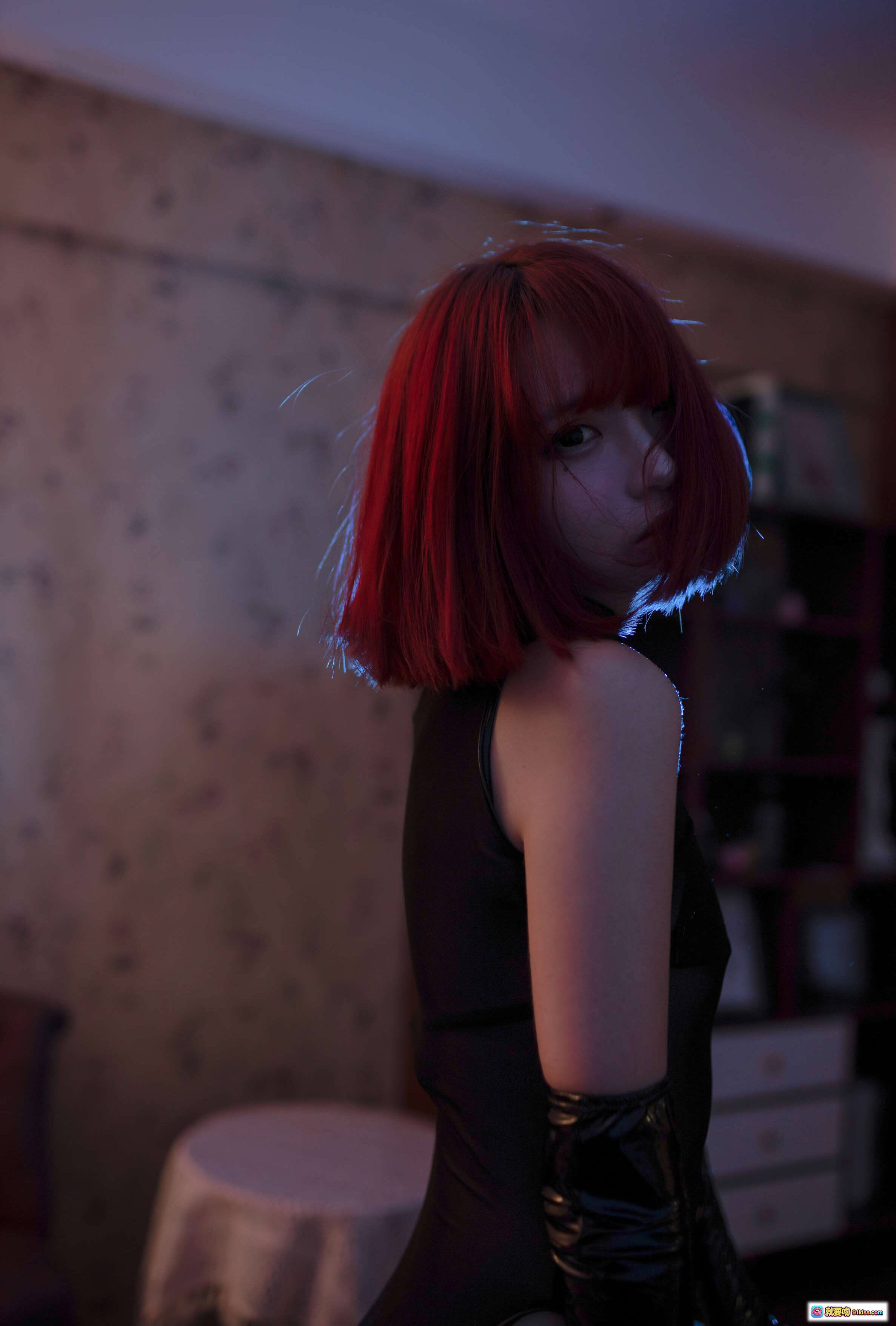 疯猫ss NO.105 刺客写真：黑皮长靴+红绑带+漆皮手套+丝袜美腿+复古地毯室内拍摄 - 就要吻