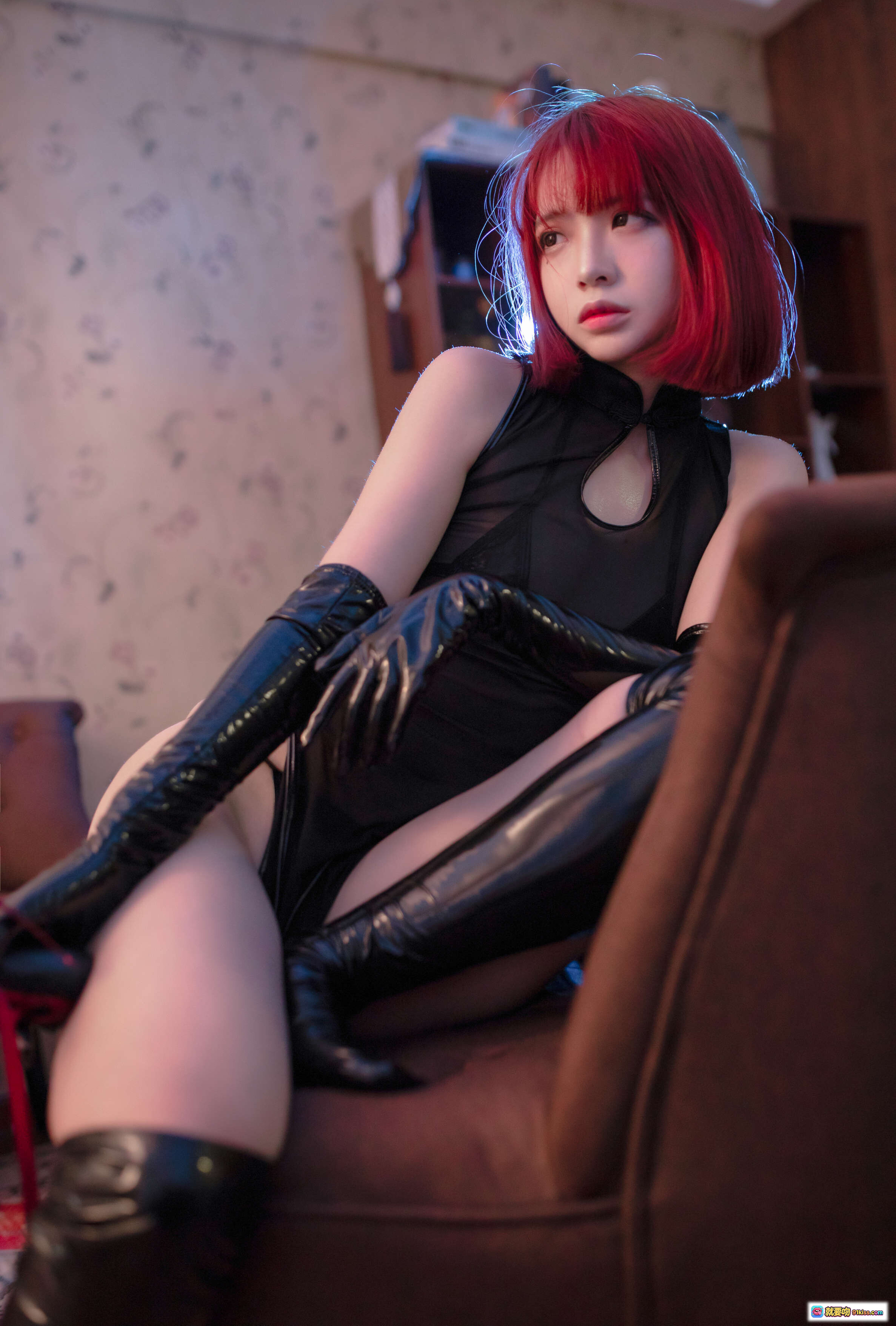 图片[4] - 疯猫ss NO.105 刺客写真：黑皮长靴+红绑带+漆皮手套+丝袜美腿+复古地毯室内拍摄 - 就要吻