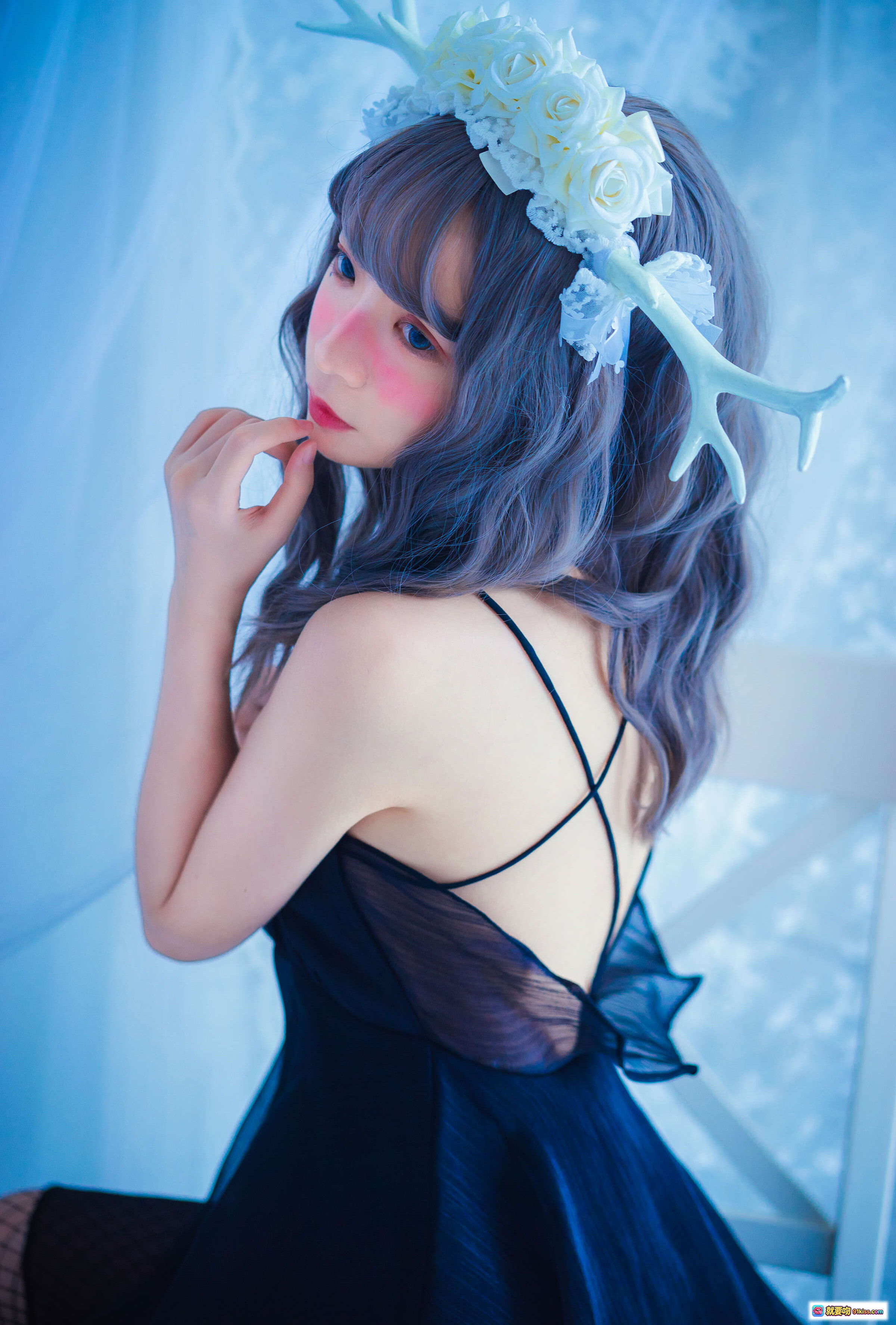 图片[4] - 疯猫ss NO.055 黑裙网袜写真 甜美少女风 蓝调光影 鹿角花环造型 网格丝袜美腿 唯美室内摄影 - 就要吻