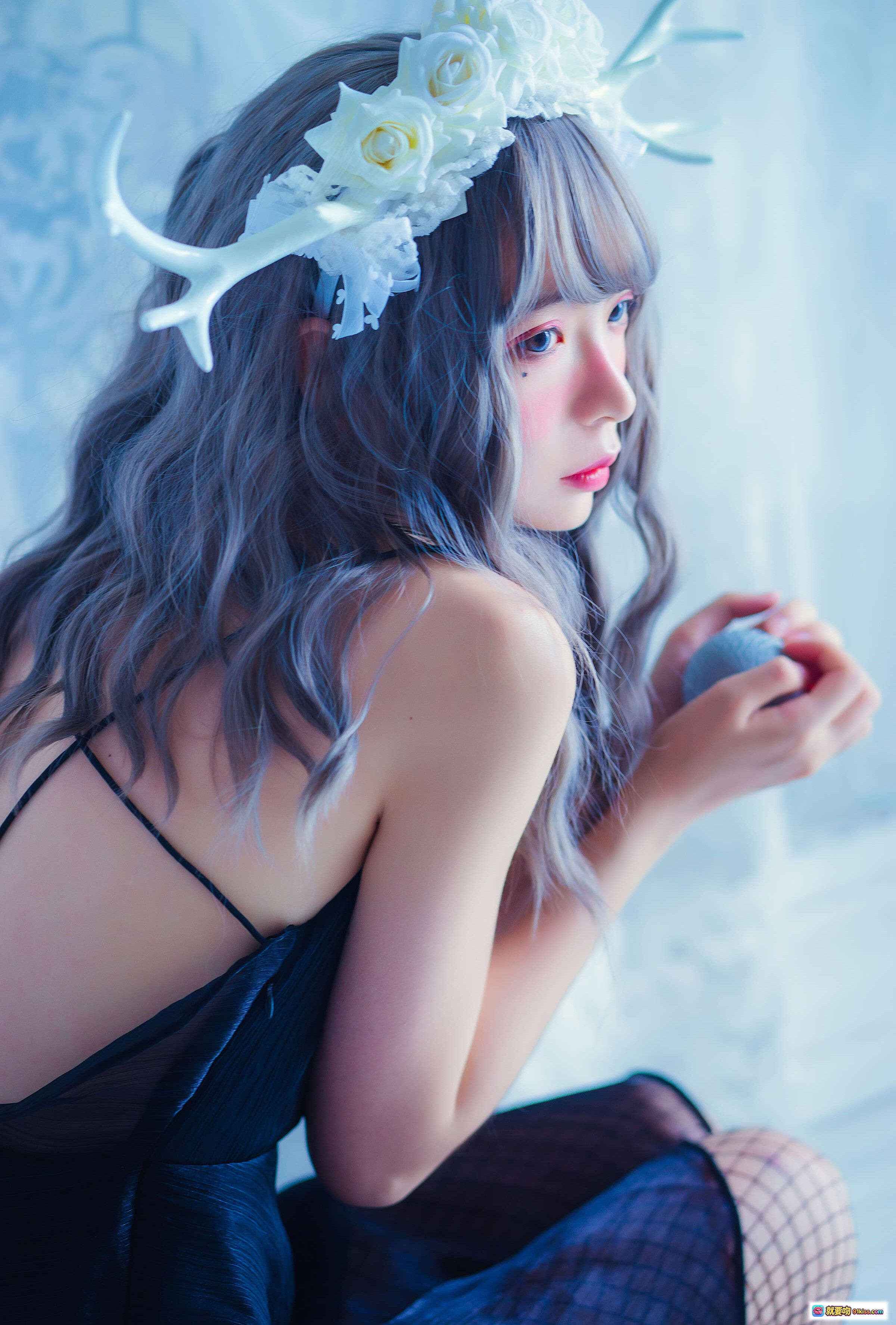 图片[9] - 疯猫ss NO.055 黑裙网袜写真 甜美少女风 蓝调光影 鹿角花环造型 网格丝袜美腿 唯美室内摄影 - 就要吻