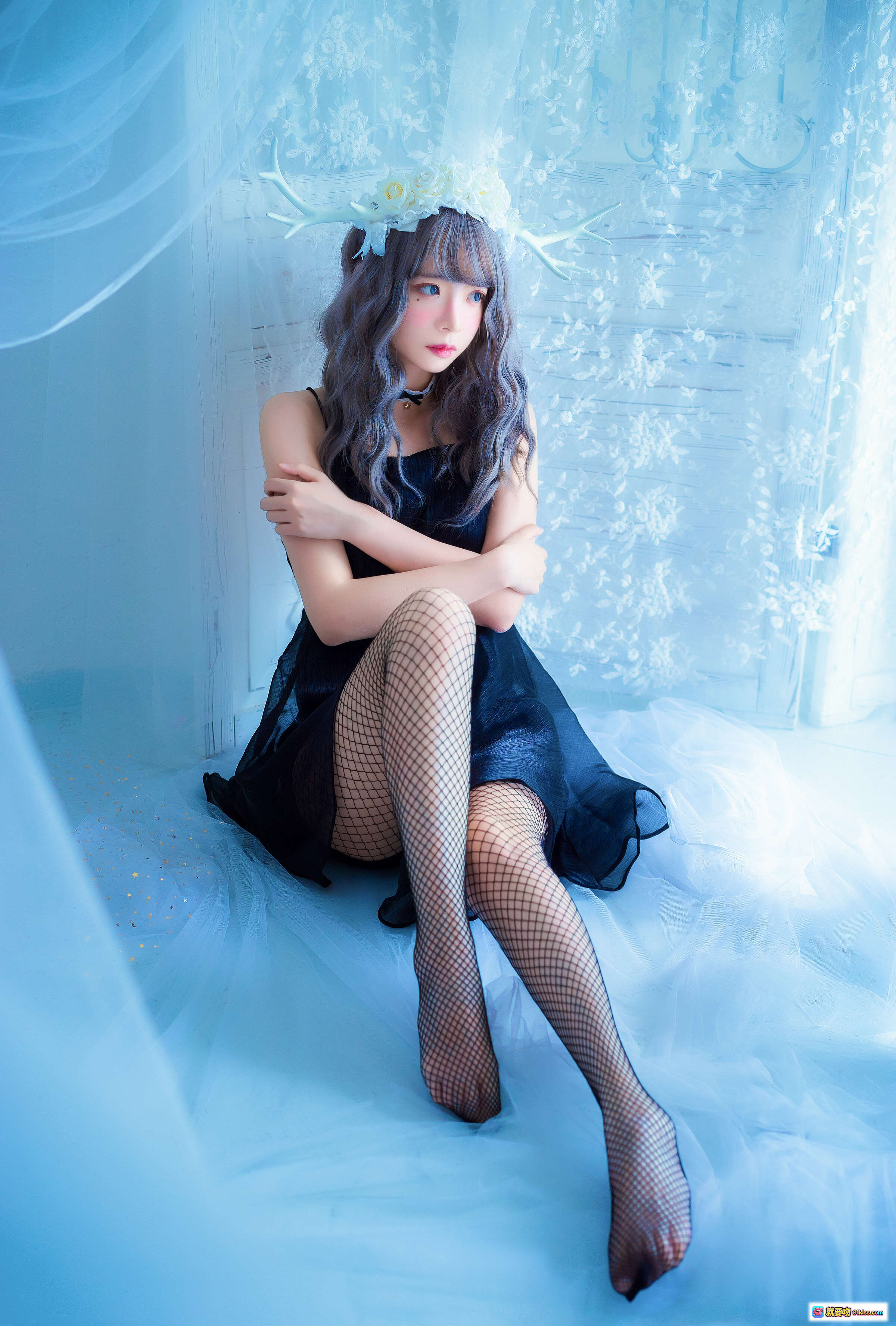 图片[6] - 疯猫ss NO.055 黑裙网袜写真 甜美少女风 蓝调光影 鹿角花环造型 网格丝袜美腿 唯美室内摄影 - 就要吻