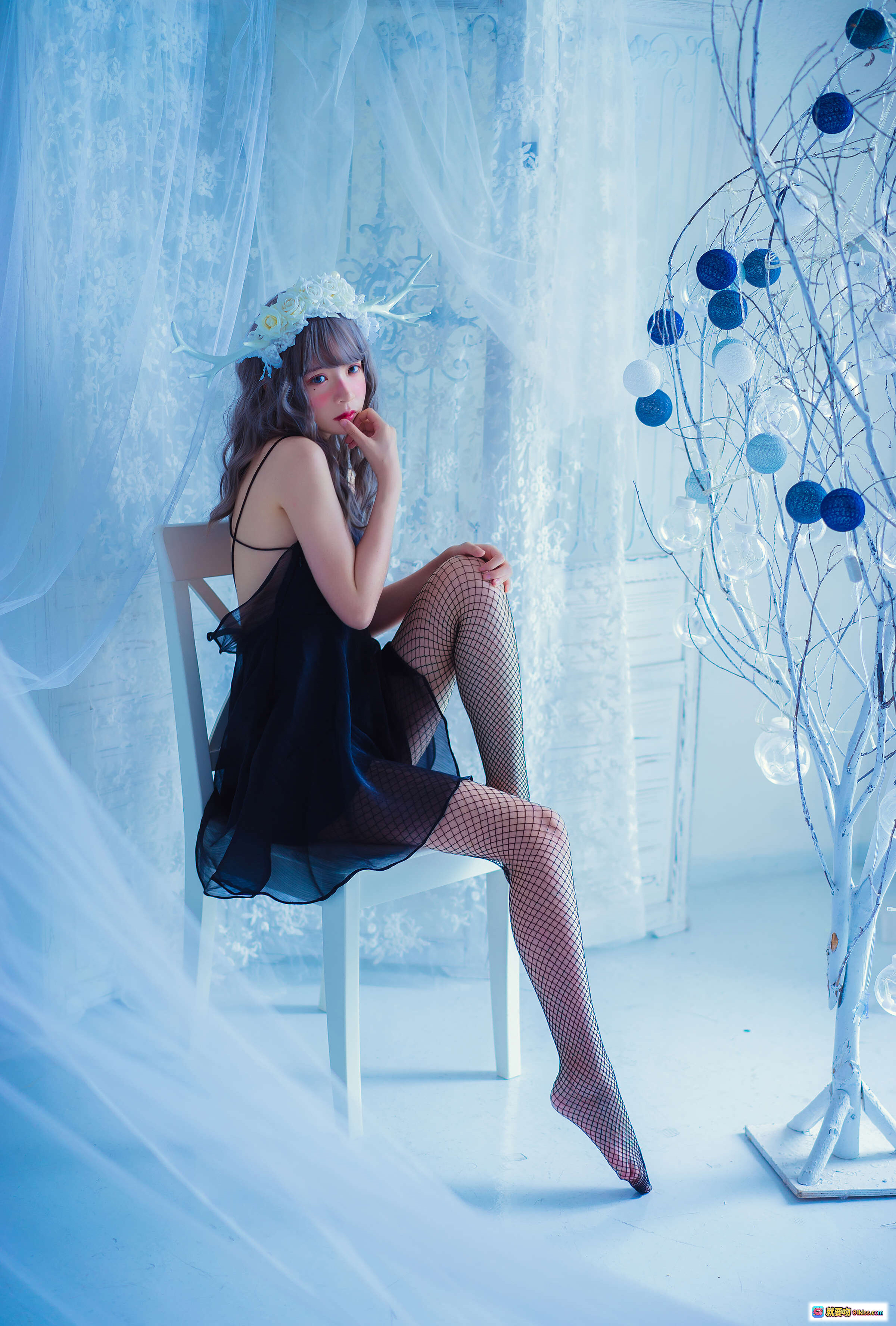图片[10] - 疯猫ss NO.055 黑裙网袜写真 甜美少女风 蓝调光影 鹿角花环造型 网格丝袜美腿 唯美室内摄影 - 就要吻