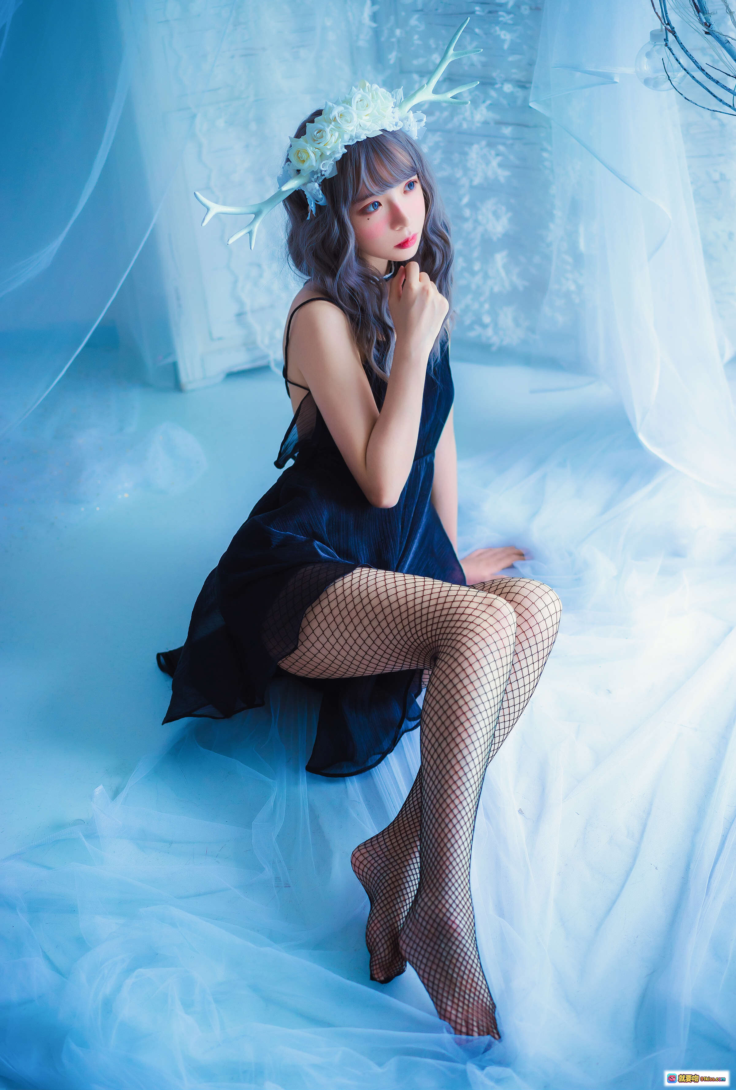 图片[5] - 疯猫ss NO.055 黑裙网袜写真 甜美少女风 蓝调光影 鹿角花环造型 网格丝袜美腿 唯美室内摄影 - 就要吻