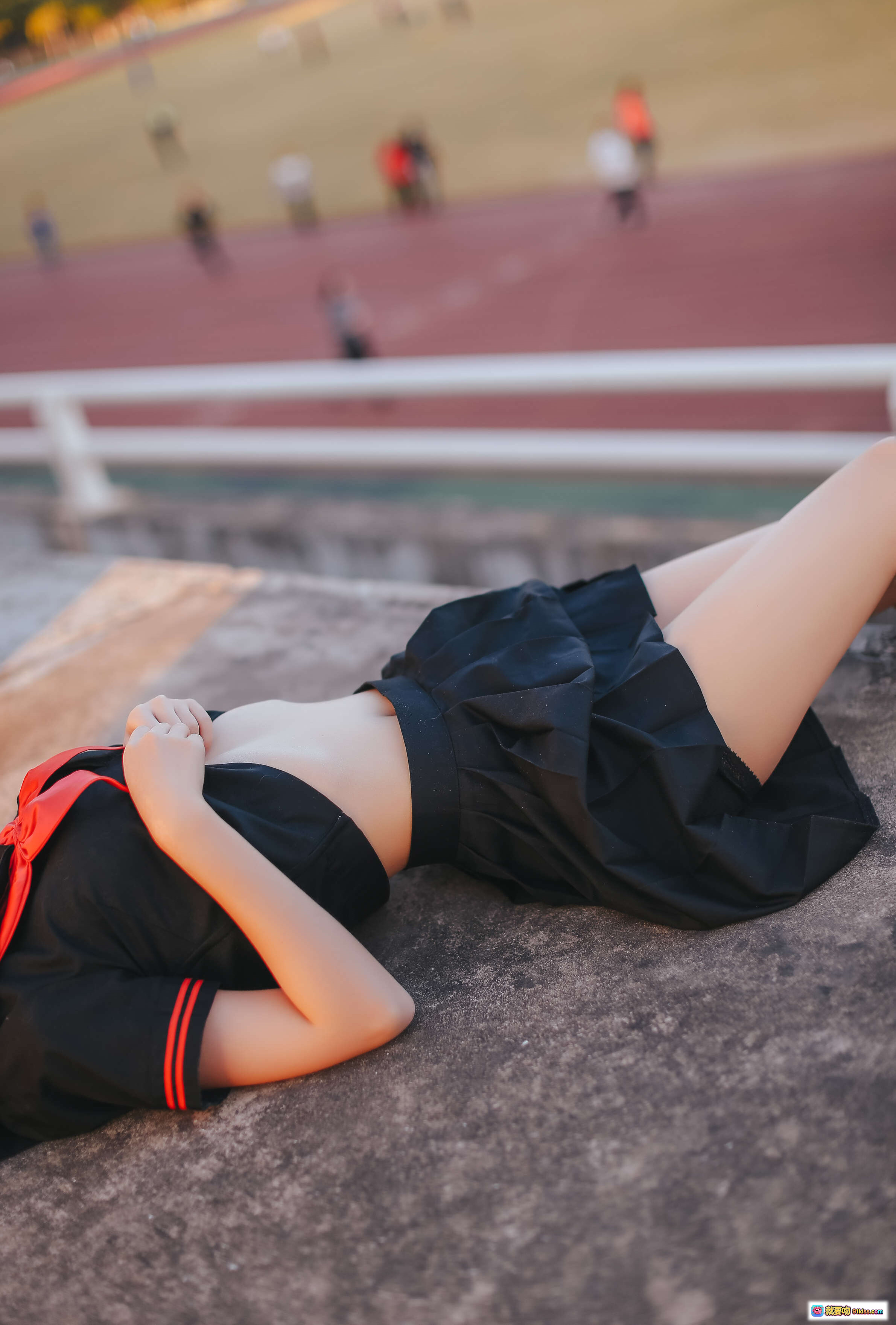 图片[9] - 疯猫ss NO.001 室外JK制服写真 黑色过膝袜 红领结 学院风美腿 18P高清图集 - 就要吻