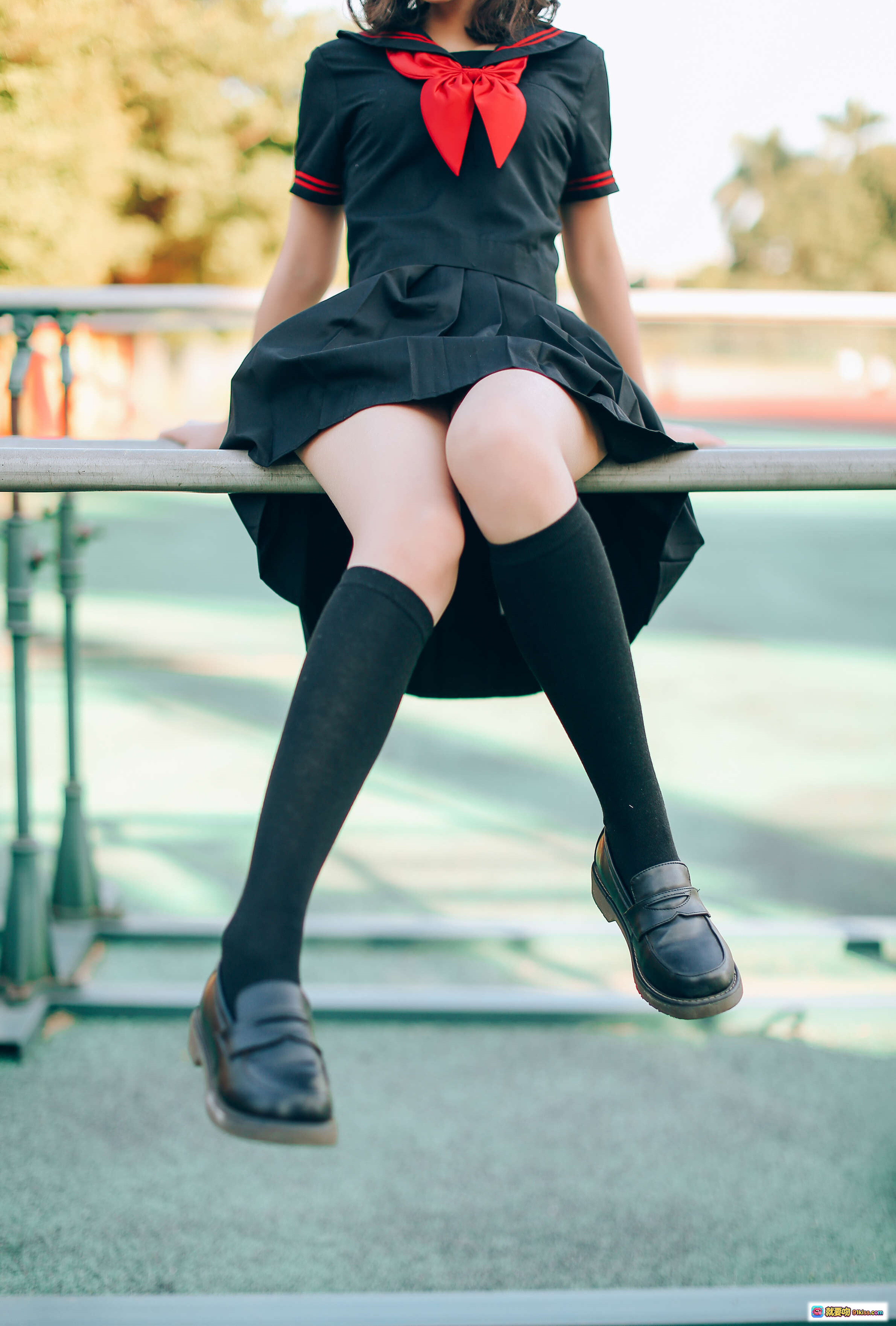 图片[4] - 疯猫ss NO.001 室外JK制服写真 黑色过膝袜 红领结 学院风美腿 18P高清图集 - 就要吻