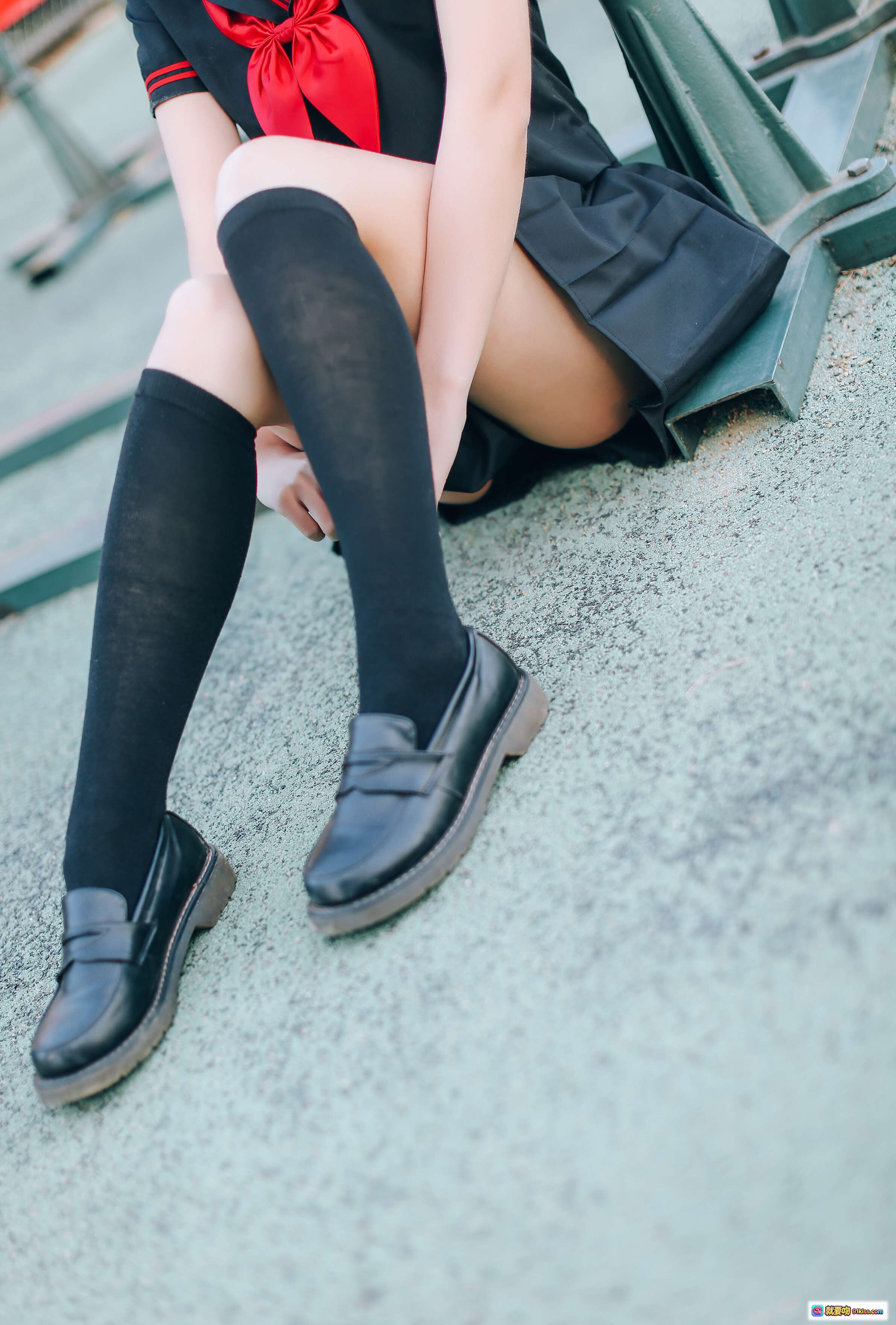图片[1] - 疯猫ss NO.001 室外JK制服写真 黑色过膝袜 红领结 学院风美腿 18P高清图集 - 就要吻
