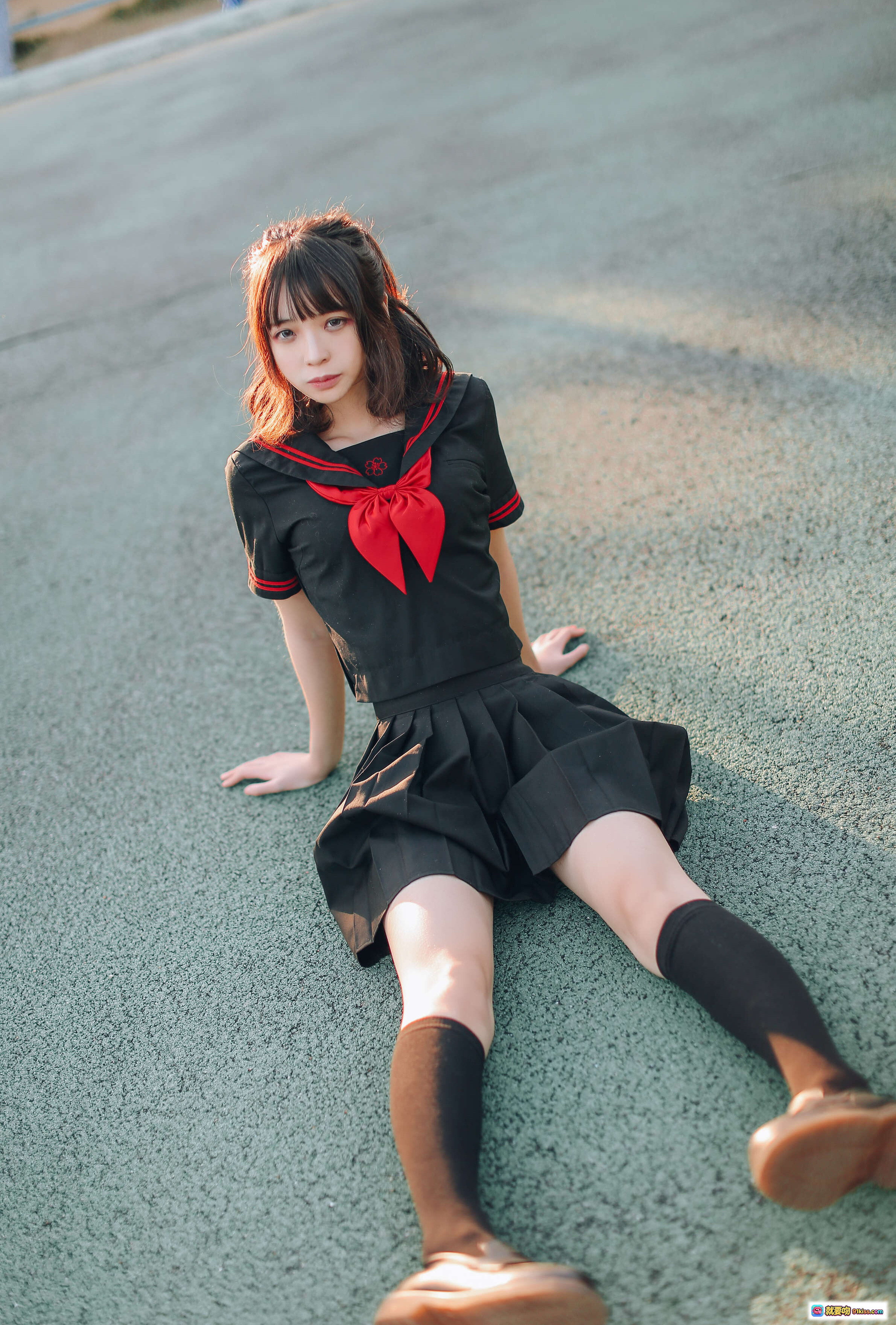 图片[2] - 疯猫ss NO.001 室外JK制服写真 黑色过膝袜 红领结 学院风美腿 18P高清图集 - 就要吻