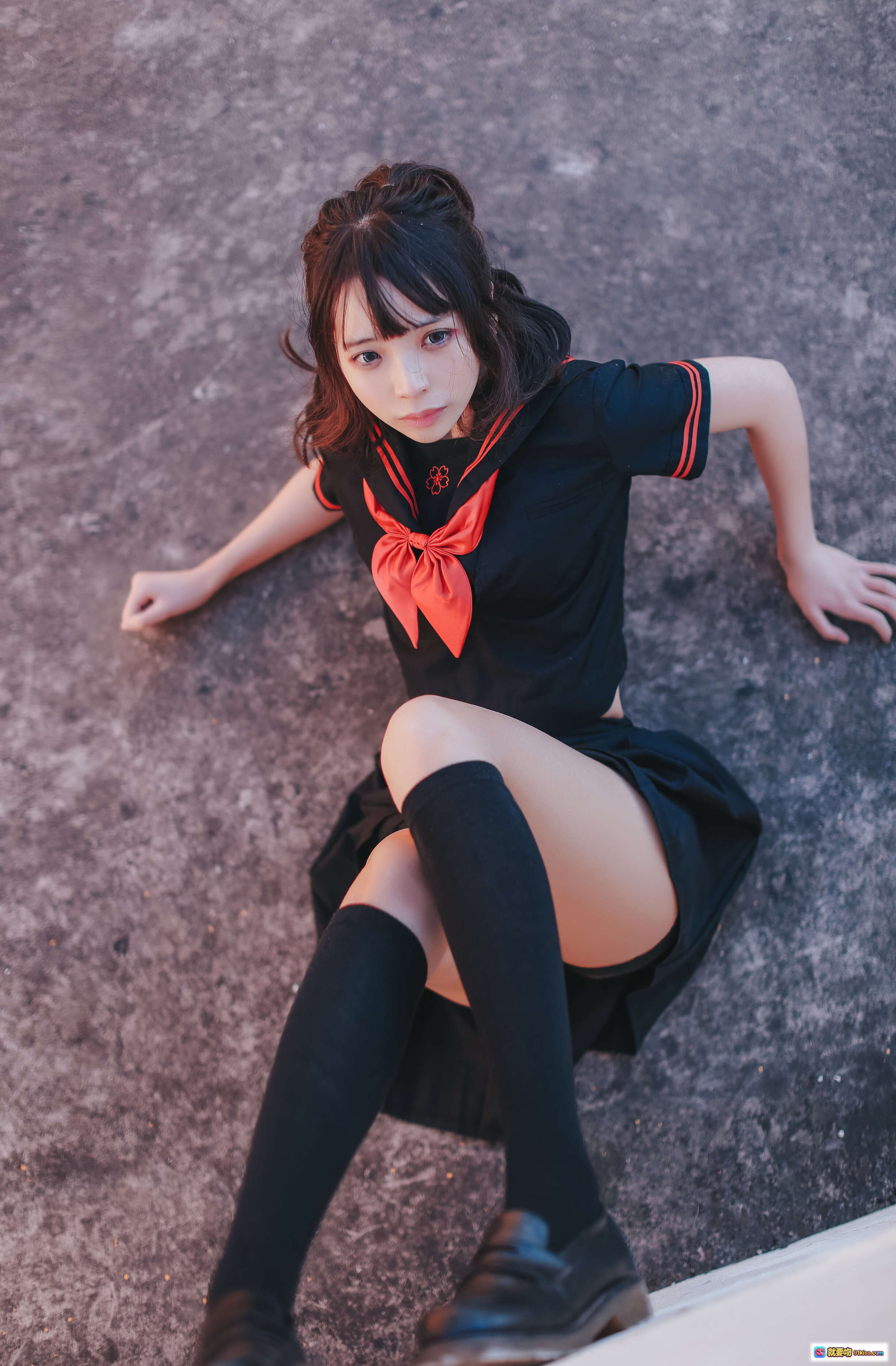 图片[5] - 疯猫ss NO.001 室外JK制服写真 黑色过膝袜 红领结 学院风美腿 18P高清图集 - 就要吻
