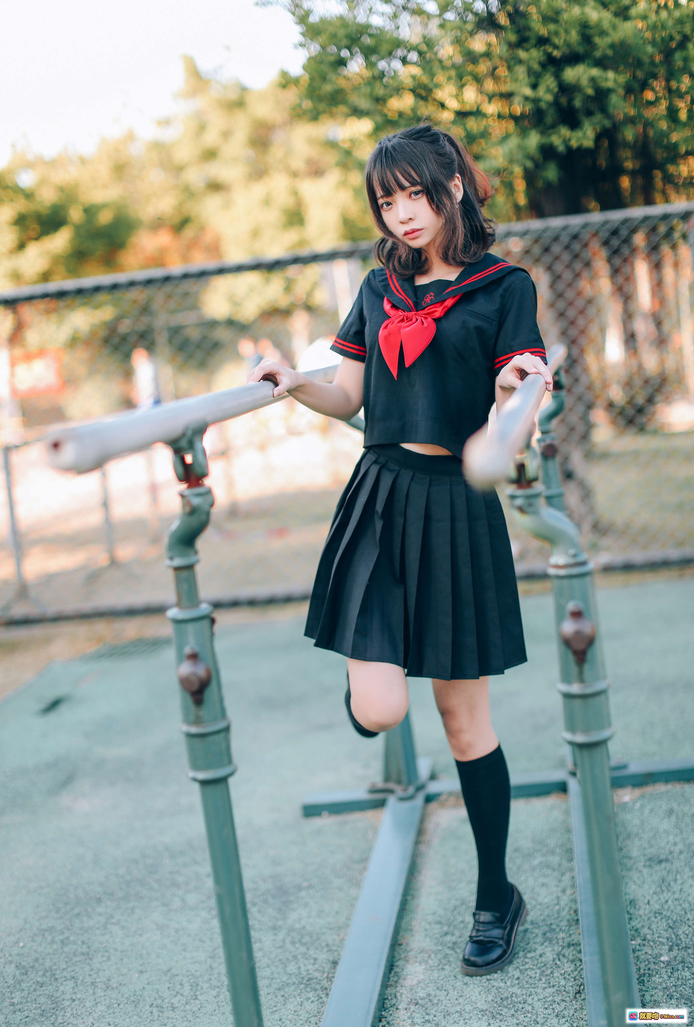 图片[7] - 疯猫ss NO.001 室外JK制服写真 黑色过膝袜 红领结 学院风美腿 18P高清图集 - 就要吻