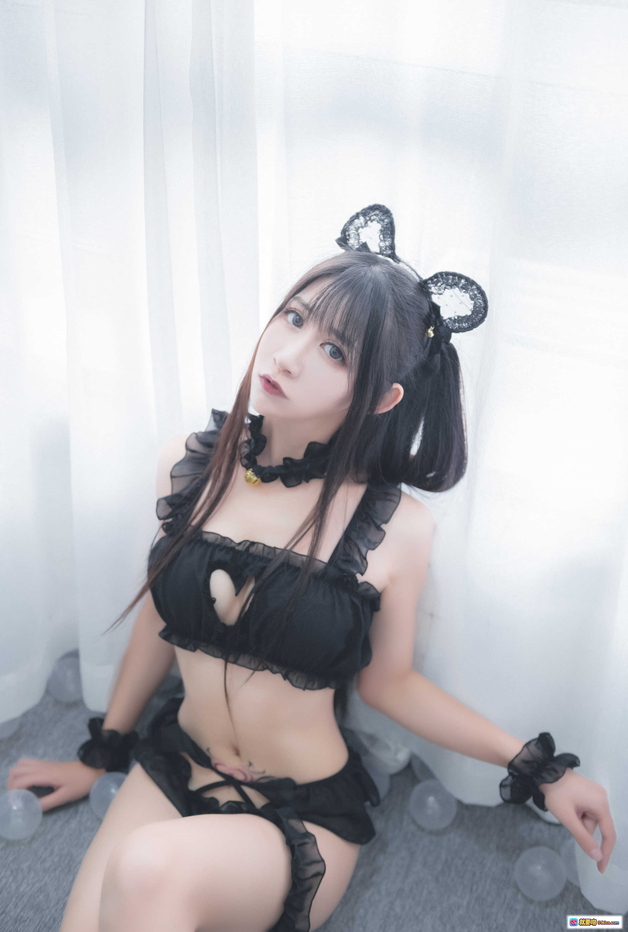 图片[9] - 阮邑_Fairy NO.001 猫咪主题黑蕾丝写真 40P高清美图 甜美少女风 蕾丝吊带内衣 蝴蝶结发饰 窗边柔光拍摄 优雅性感姿态 - 就要吻