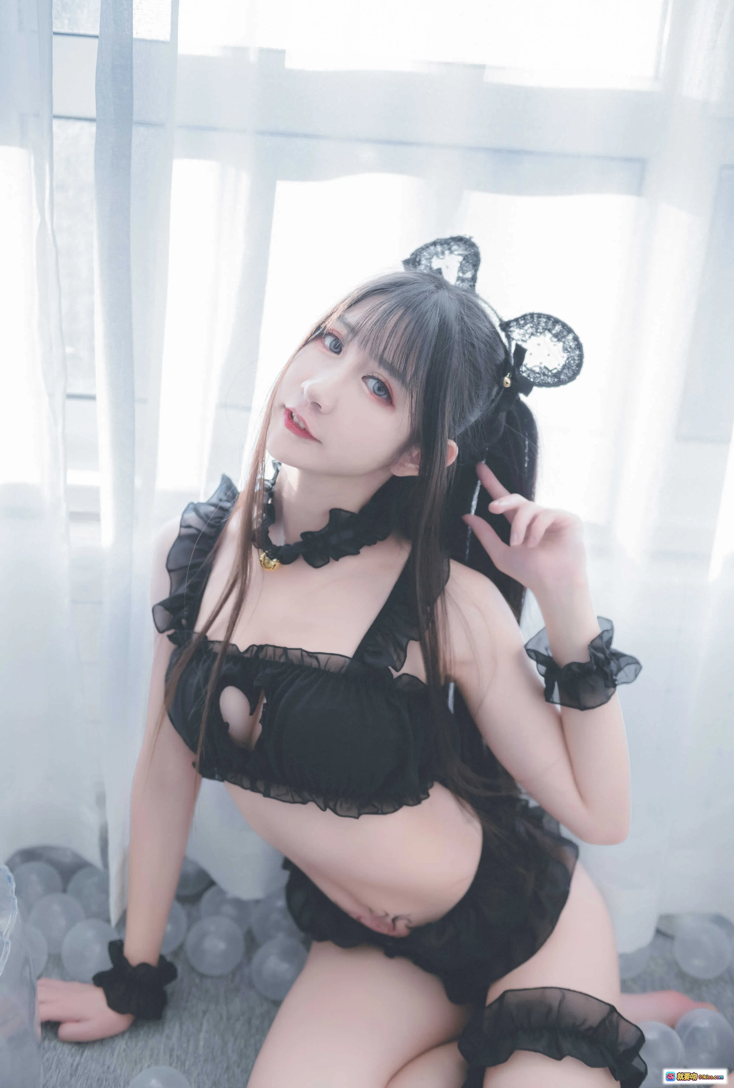 阮邑_Fairy NO.001 猫咪主题黑蕾丝写真 40P高清美图 甜美少女风 蕾丝吊带内衣 蝴蝶结发饰 窗边柔光拍摄 优雅性感姿态 - 就要吻