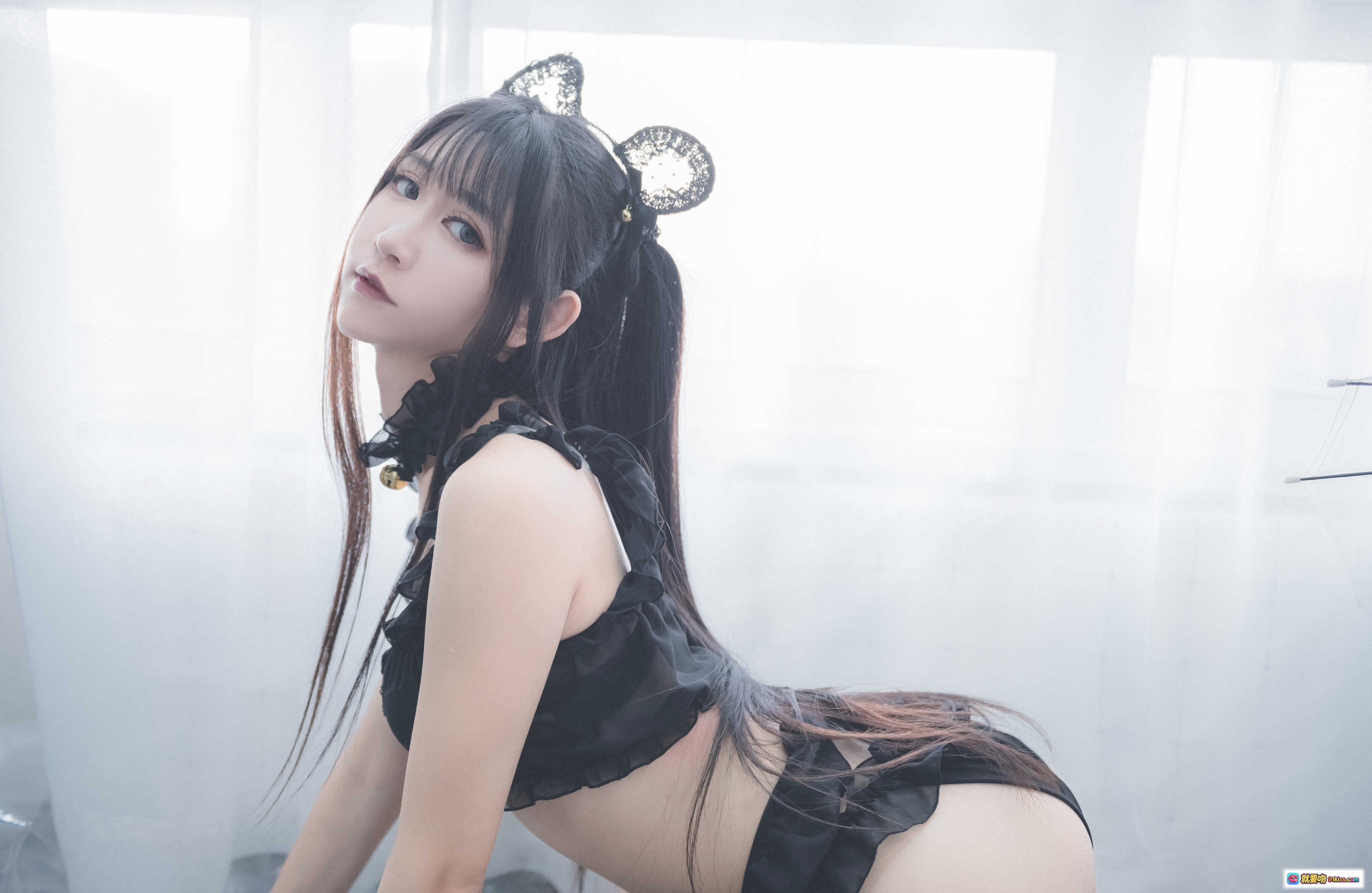 图片[8] - 阮邑_Fairy NO.001 猫咪主题黑蕾丝写真 40P高清美图 甜美少女风 蕾丝吊带内衣 蝴蝶结发饰 窗边柔光拍摄 优雅性感姿态 - 就要吻