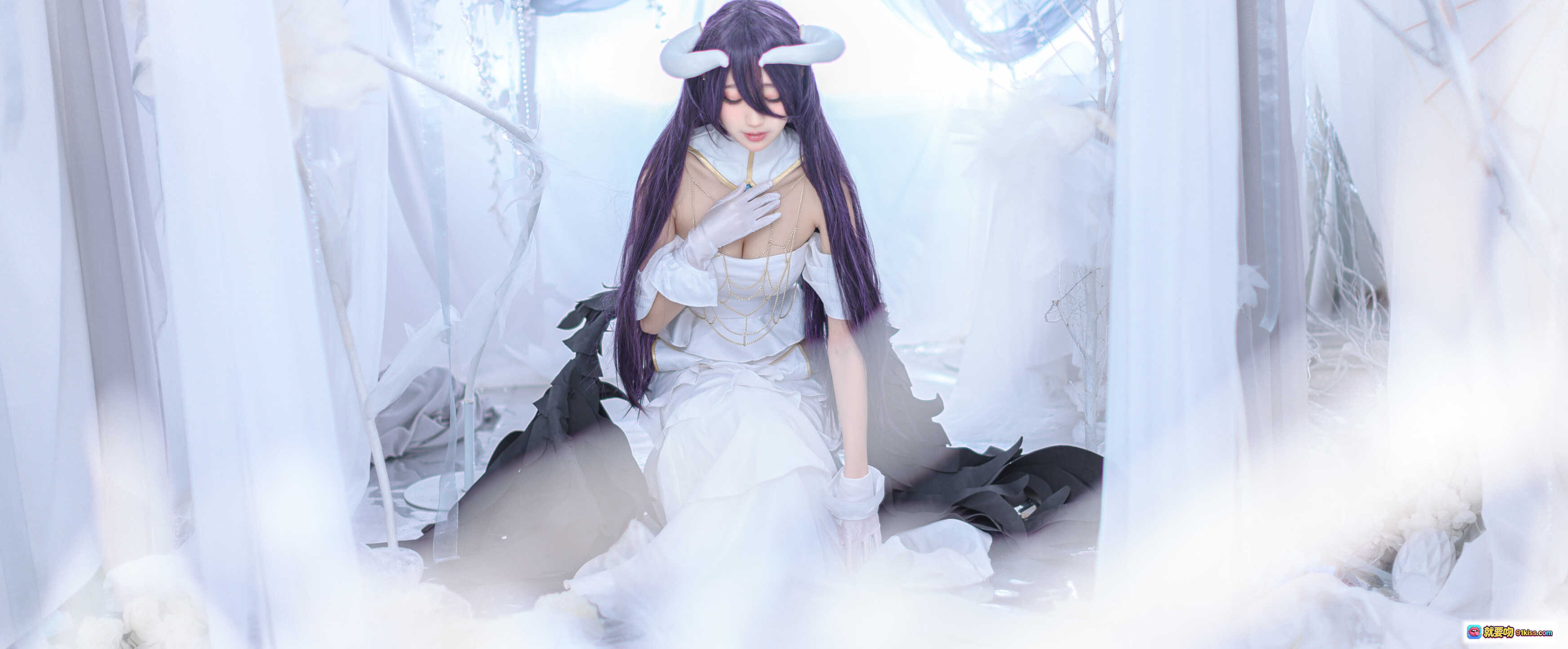 图片[5] - 雅儿贝德cosplay写真｜白色礼服黑羽翼｜周叽兔耳造型｜精致妆容场景布景｜16P高清图集 - 就要吻