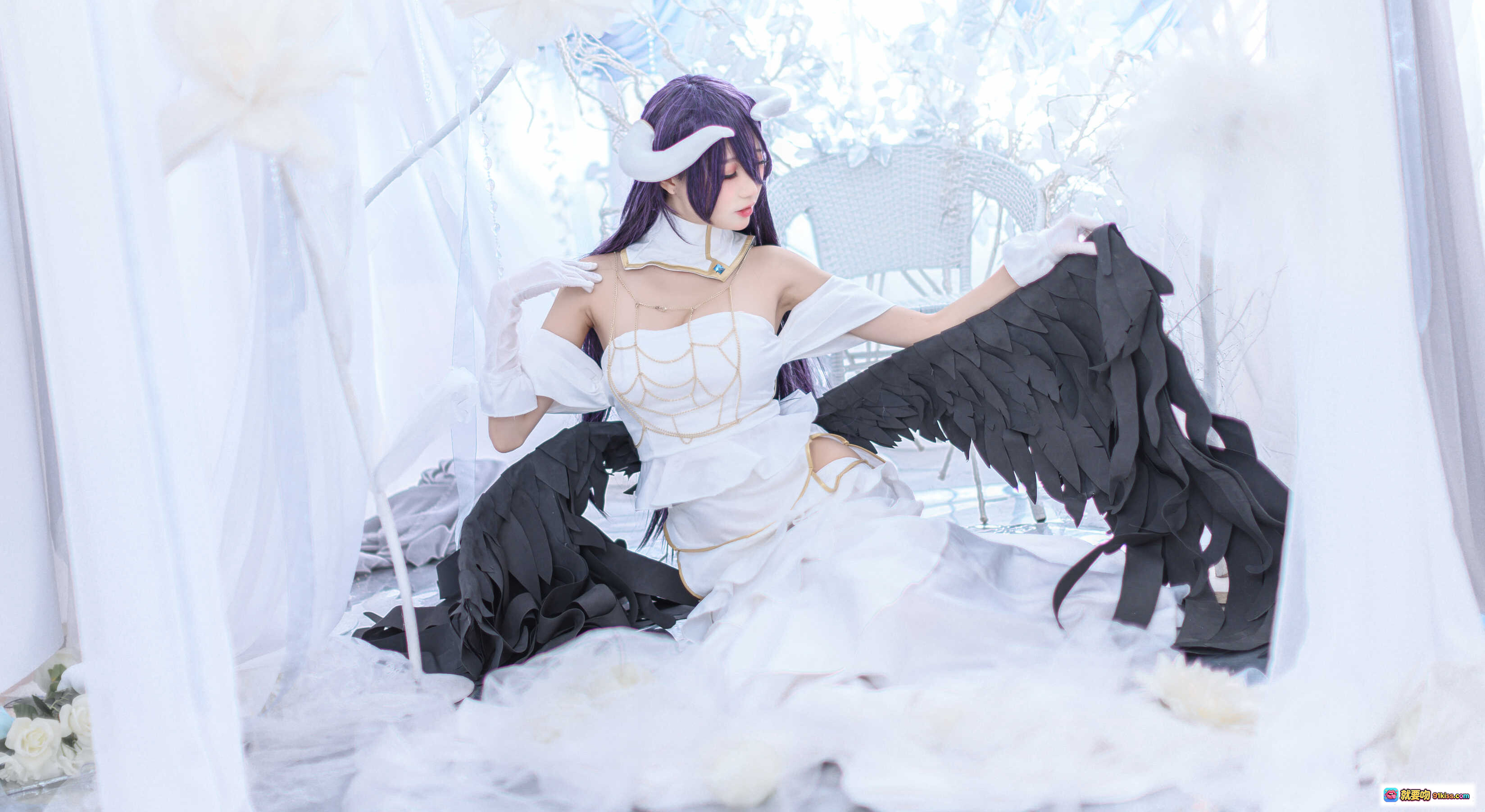 图片[7] - 雅儿贝德cosplay写真｜白色礼服黑羽翼｜周叽兔耳造型｜精致妆容场景布景｜16P高清图集 - 就要吻