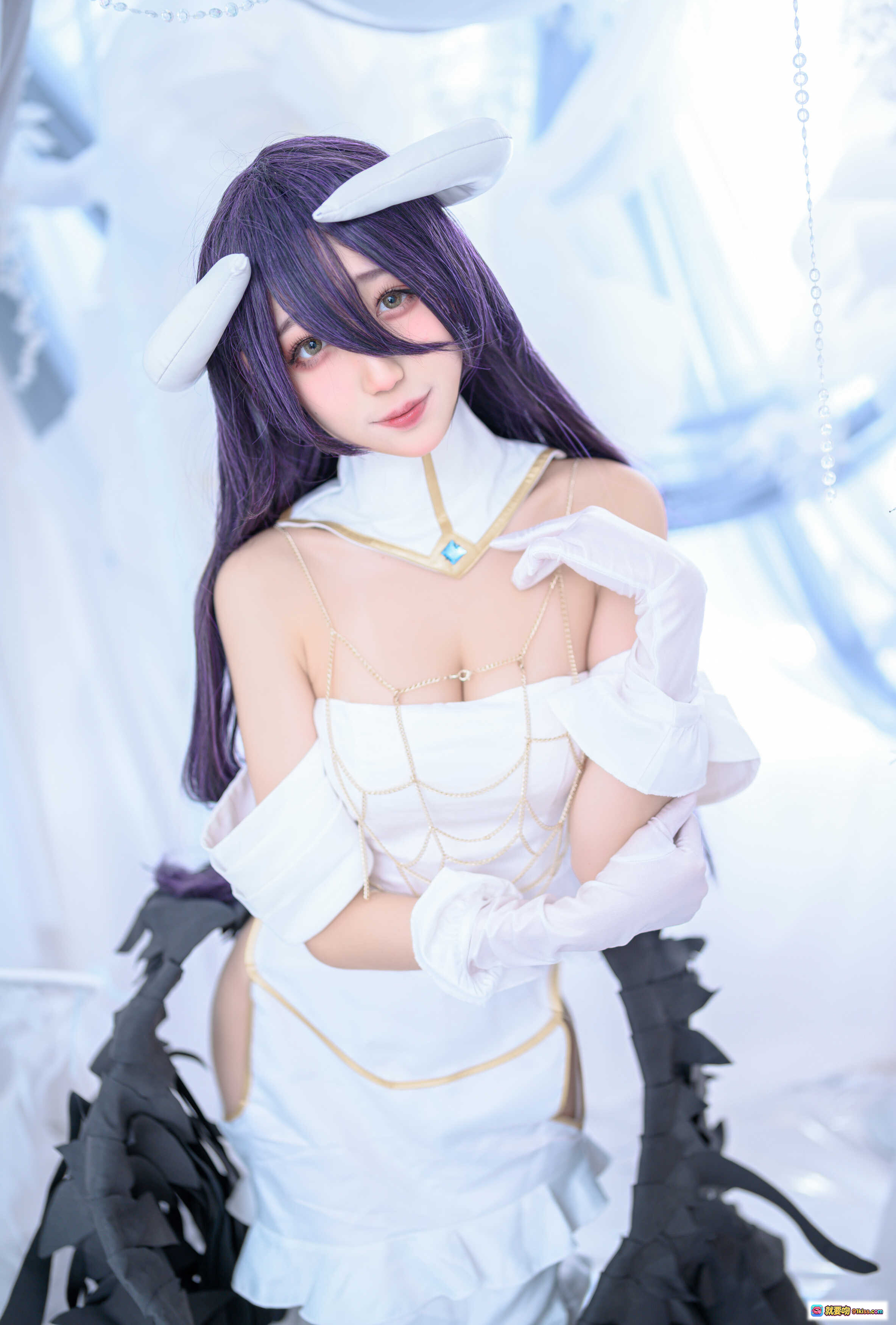 图片[10] - 雅儿贝德cosplay写真｜白色礼服黑羽翼｜周叽兔耳造型｜精致妆容场景布景｜16P高清图集 - 就要吻