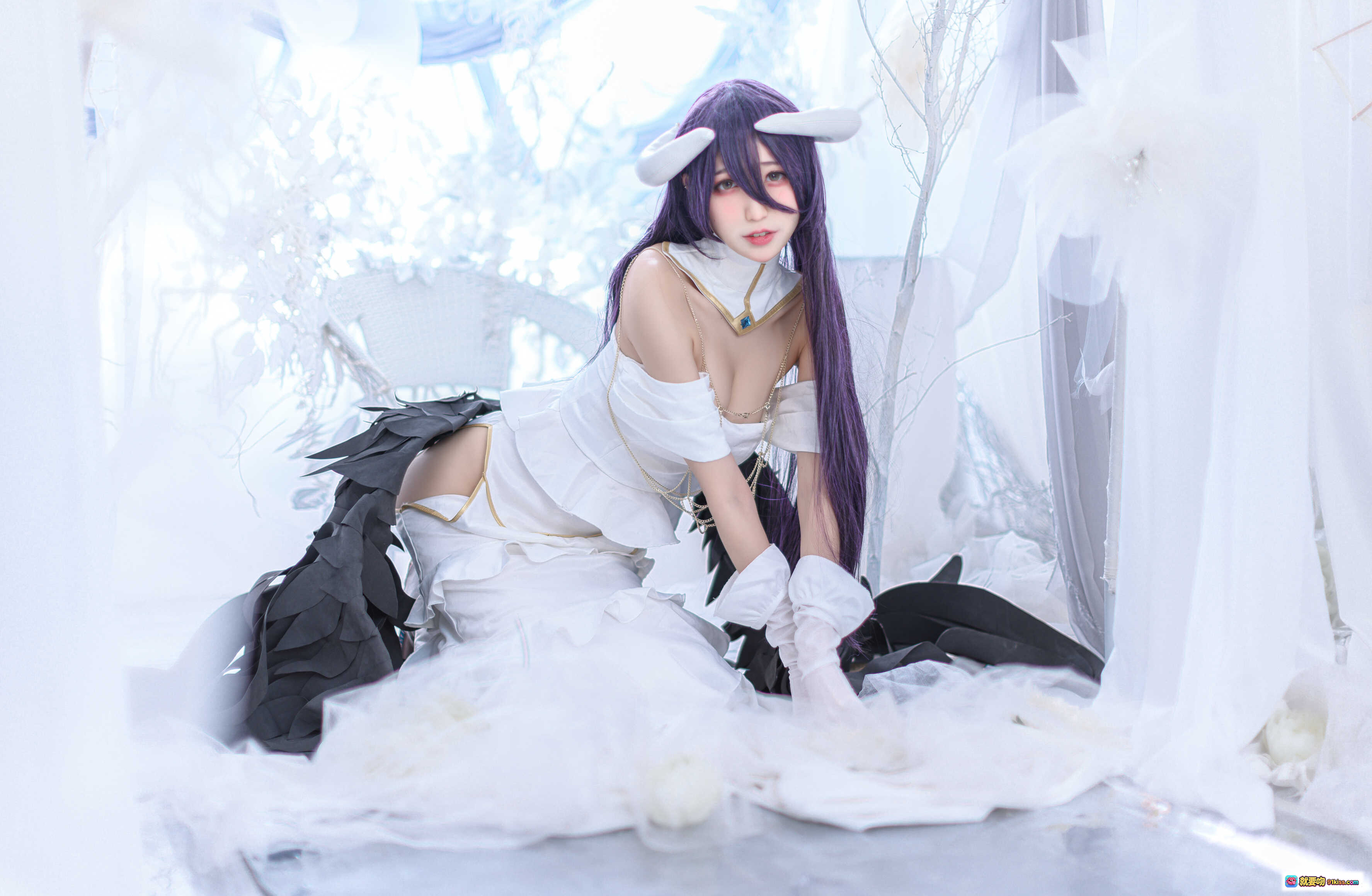 图片[4] - 雅儿贝德cosplay写真｜白色礼服黑羽翼｜周叽兔耳造型｜精致妆容场景布景｜16P高清图集 - 就要吻