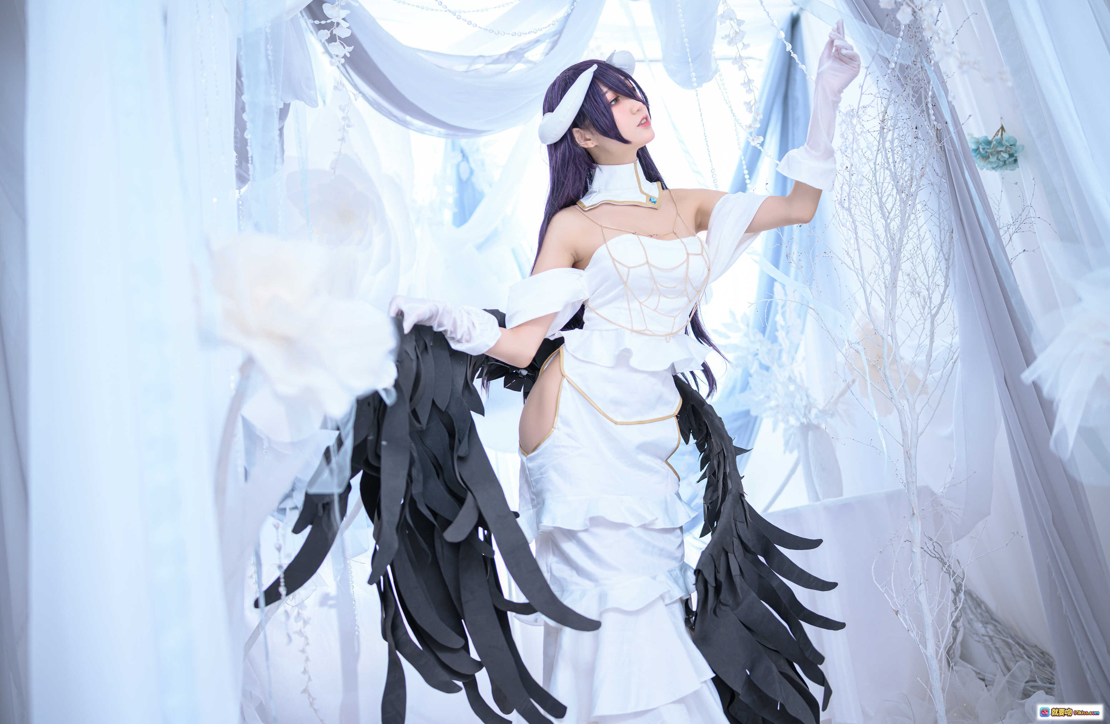 图片[8] - 雅儿贝德cosplay写真｜白色礼服黑羽翼｜周叽兔耳造型｜精致妆容场景布景｜16P高清图集 - 就要吻