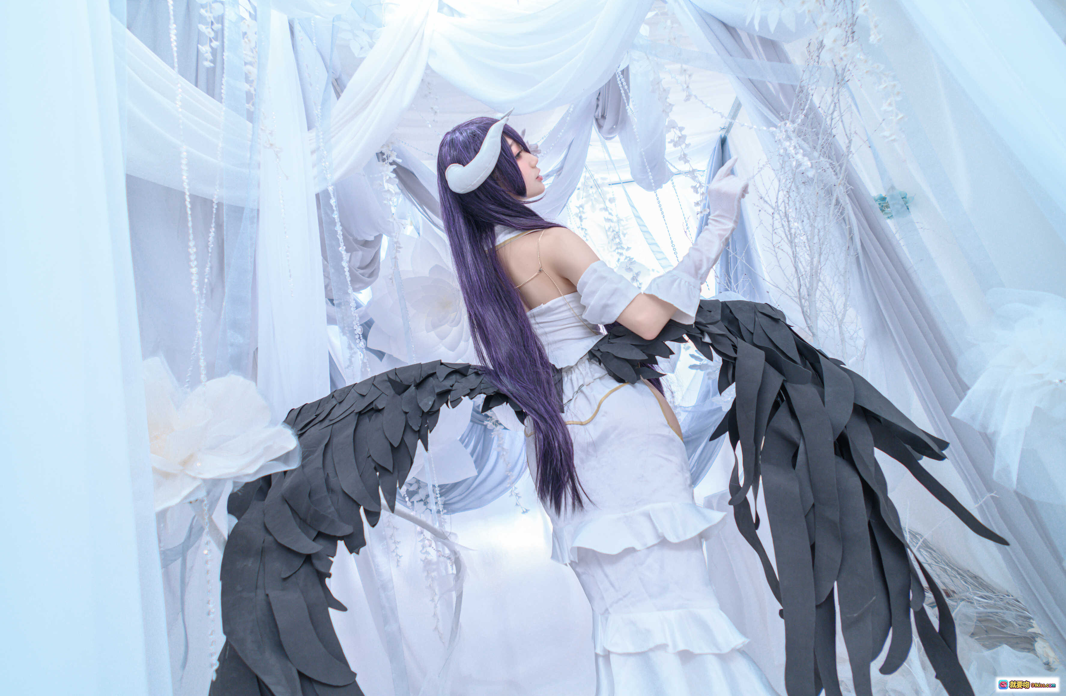 图片[9] - 雅儿贝德cosplay写真｜白色礼服黑羽翼｜周叽兔耳造型｜精致妆容场景布景｜16P高清图集 - 就要吻
