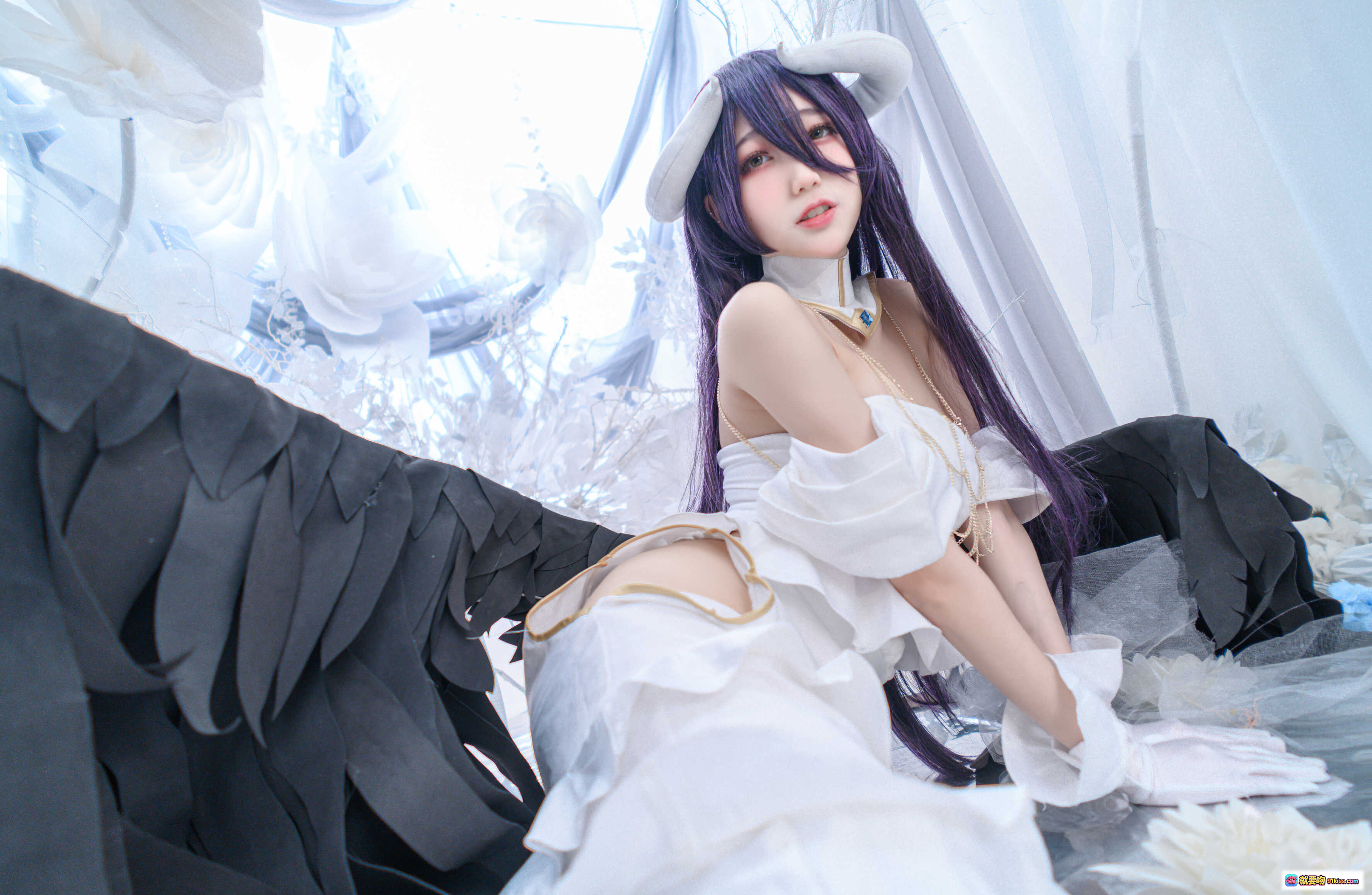 图片[6] - 雅儿贝德cosplay写真｜白色礼服黑羽翼｜周叽兔耳造型｜精致妆容场景布景｜16P高清图集 - 就要吻