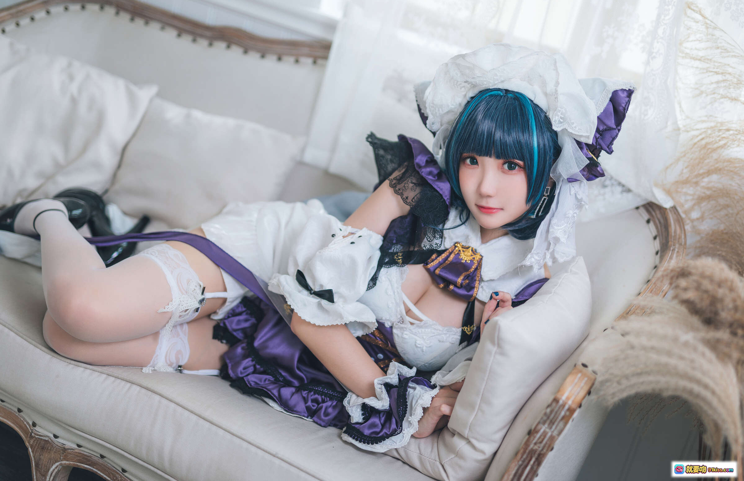 图片[7] - 瓜希酱NO.033柴郡cos写真｜紫色洛丽塔女仆装｜蓝发双马尾｜蕾丝袜 thighhigh｜复古沙发摆拍｜精致妆容美少女 - 就要吻