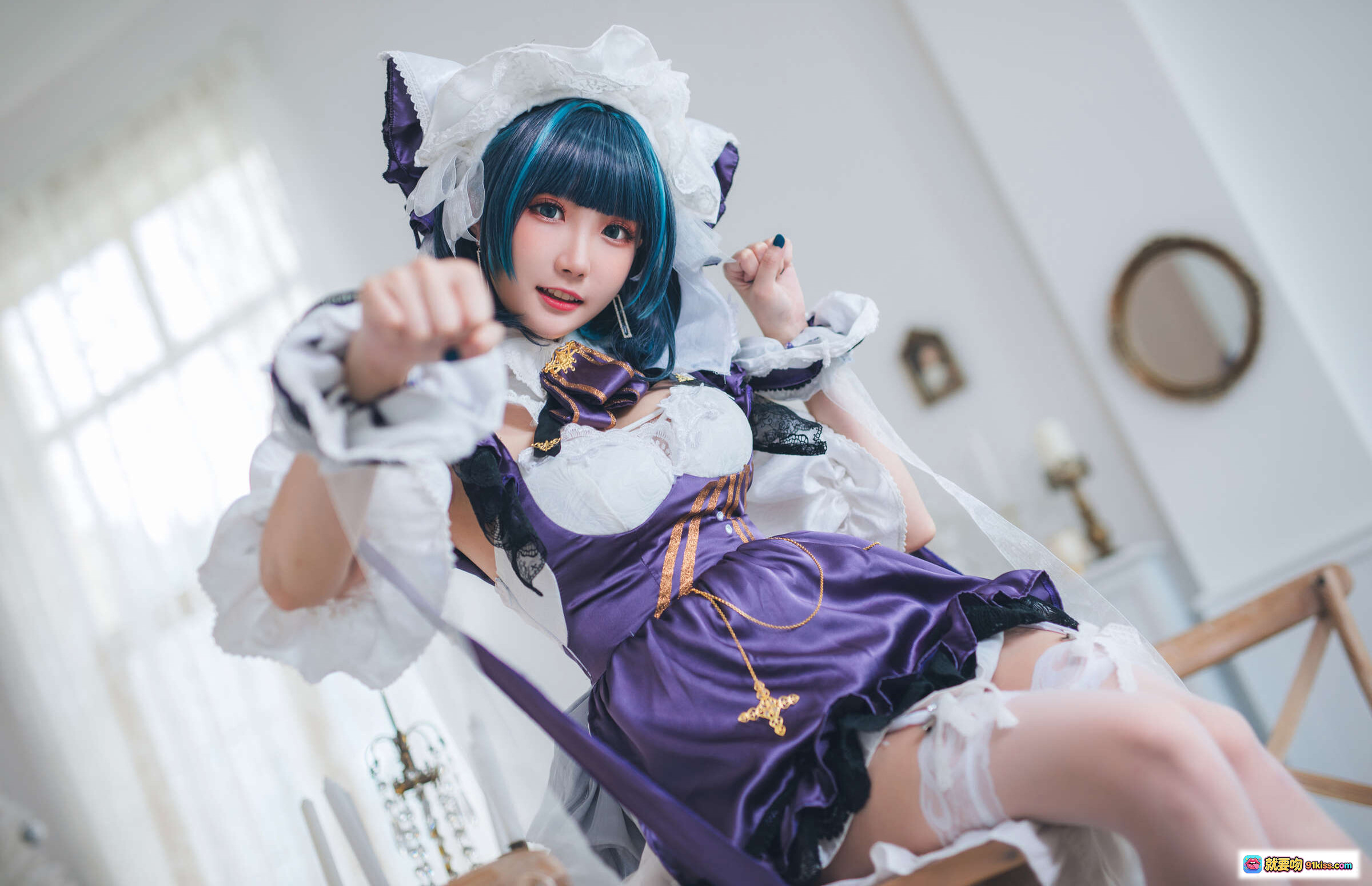 图片[3] - 瓜希酱NO.033柴郡cos写真｜紫色洛丽塔女仆装｜蓝发双马尾｜蕾丝袜 thighhigh｜复古沙发摆拍｜精致妆容美少女 - 就要吻
