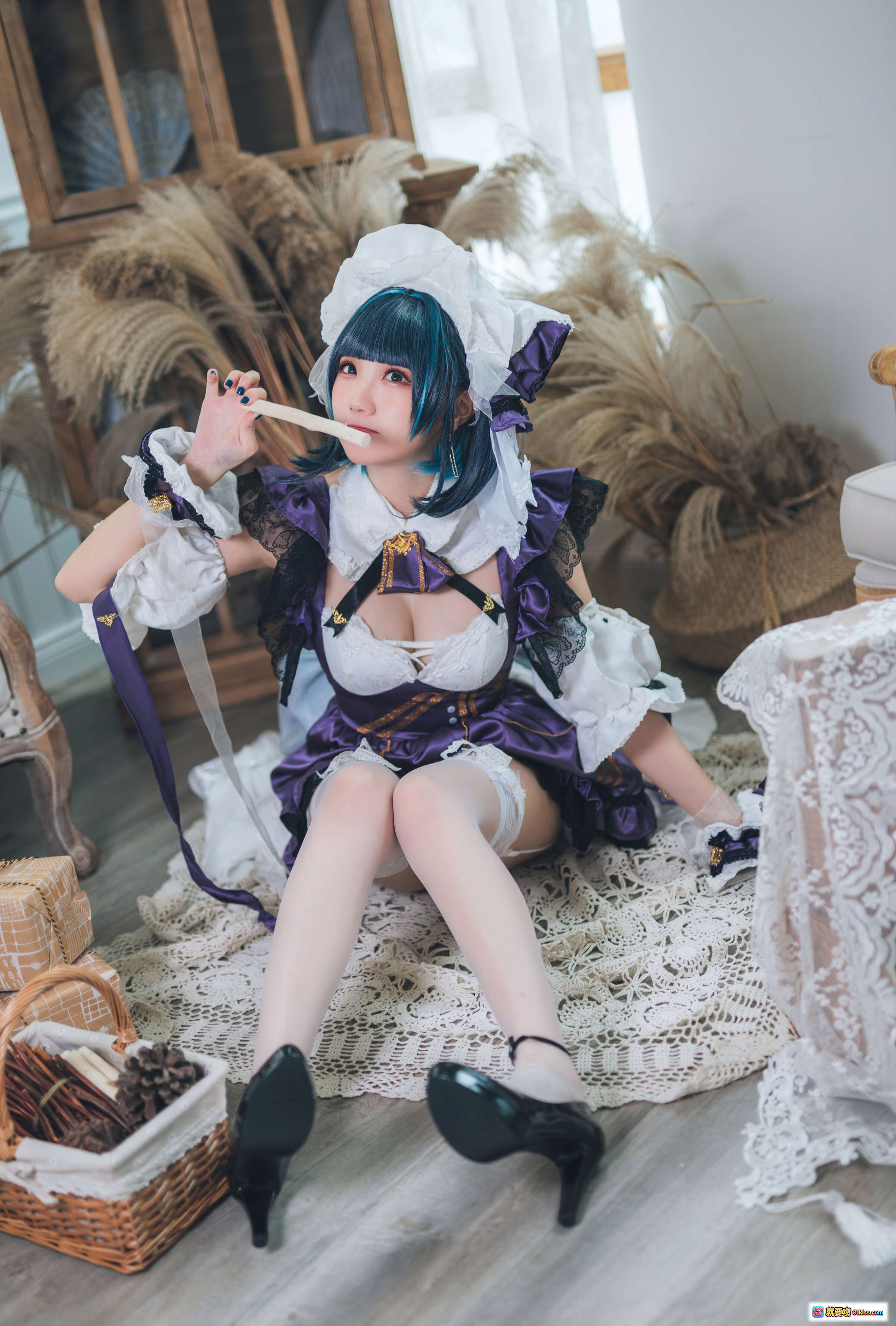 图片[2] - 瓜希酱NO.033柴郡cos写真｜紫色洛丽塔女仆装｜蓝发双马尾｜蕾丝袜 thighhigh｜复古沙发摆拍｜精致妆容美少女 - 就要吻