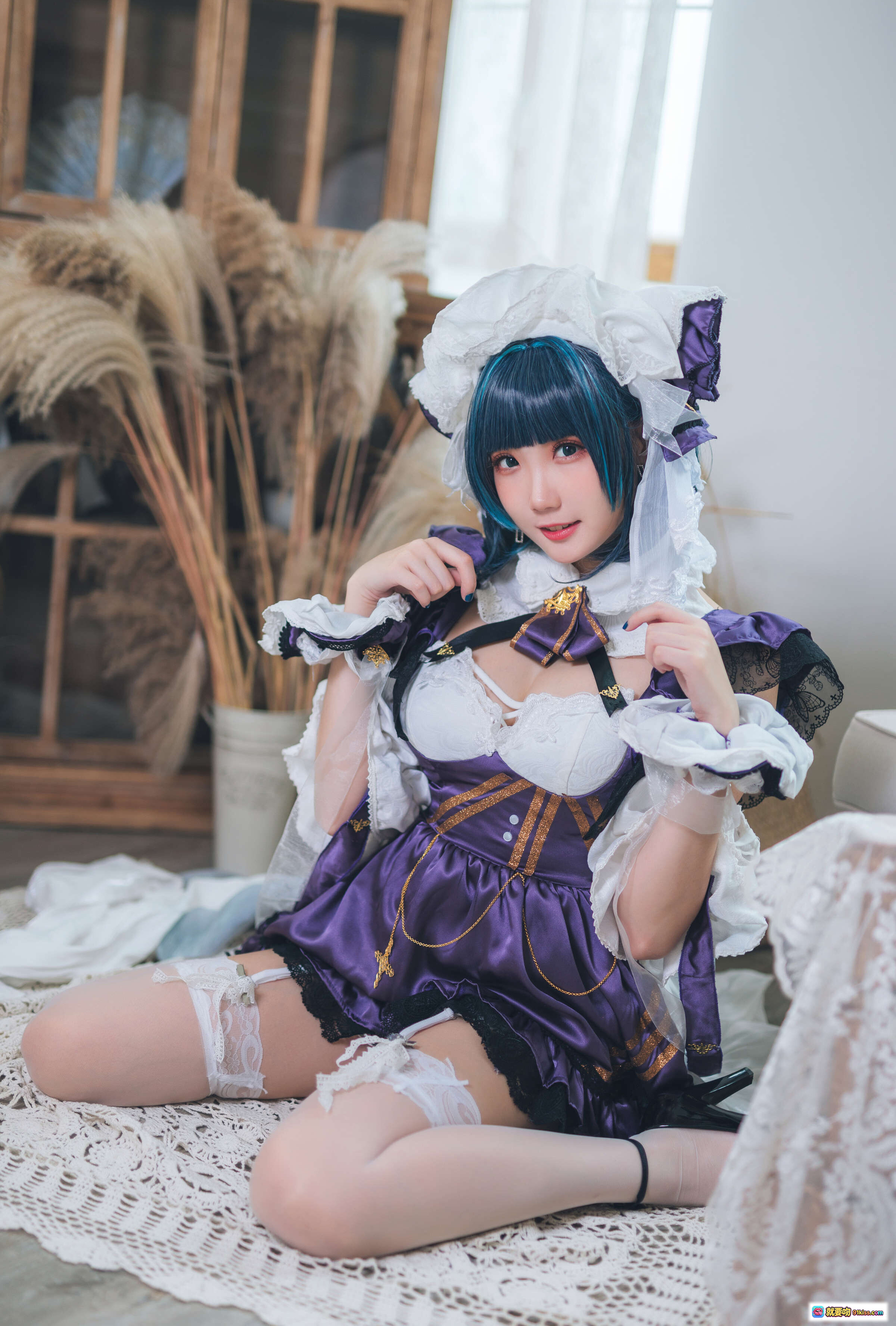 图片[5] - 瓜希酱NO.033柴郡cos写真｜紫色洛丽塔女仆装｜蓝发双马尾｜蕾丝袜 thighhigh｜复古沙发摆拍｜精致妆容美少女 - 就要吻