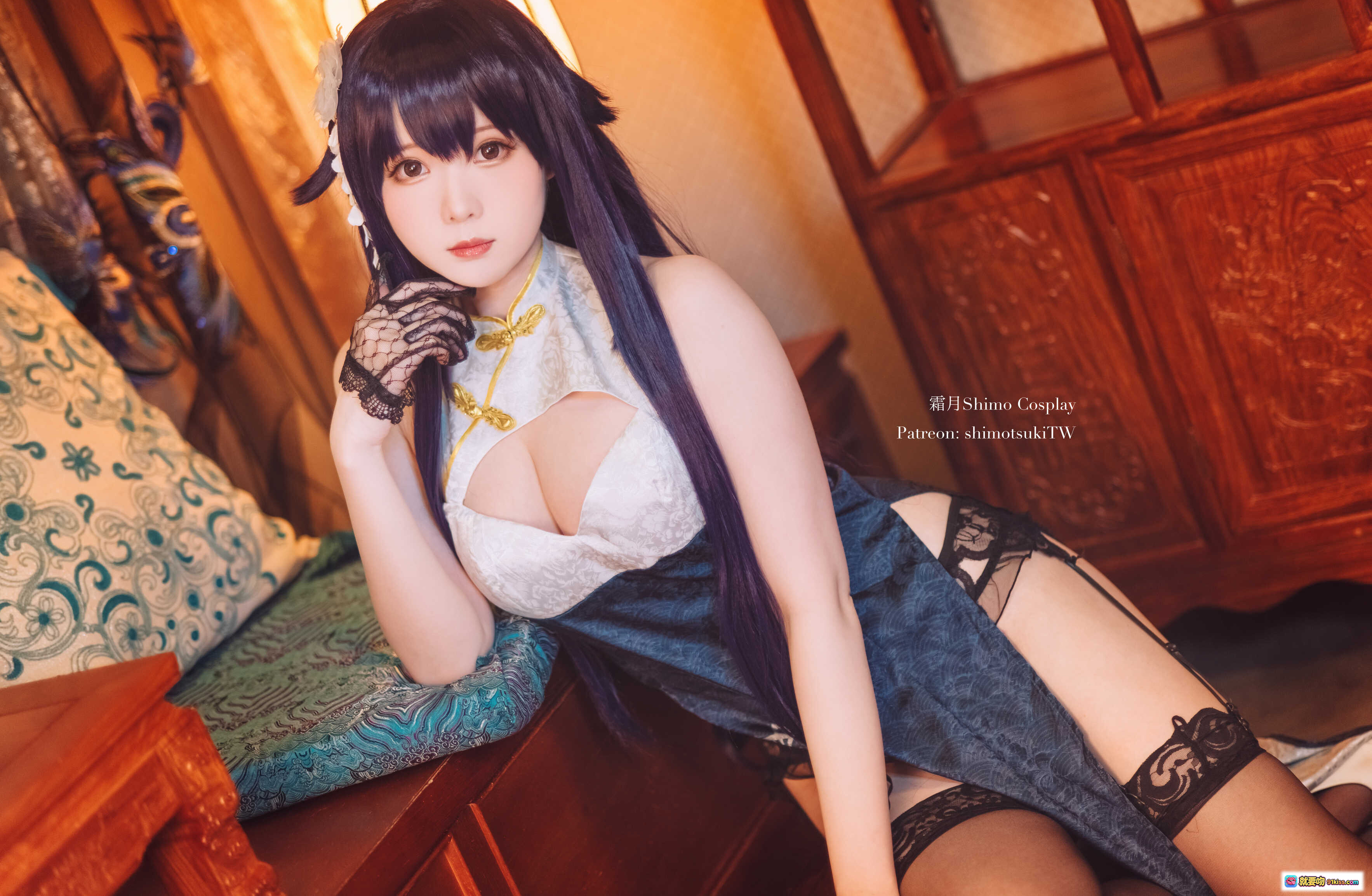 图片[1] - 霜月Shimo Cosplay碧蓝航线吾妻旗袍写真 | 12P高清美图 | 旗袍诱惑 | 黑发长发 | 蕾丝手套 | 性感蕾丝内衣 | 古风卧室场景 - 就要吻