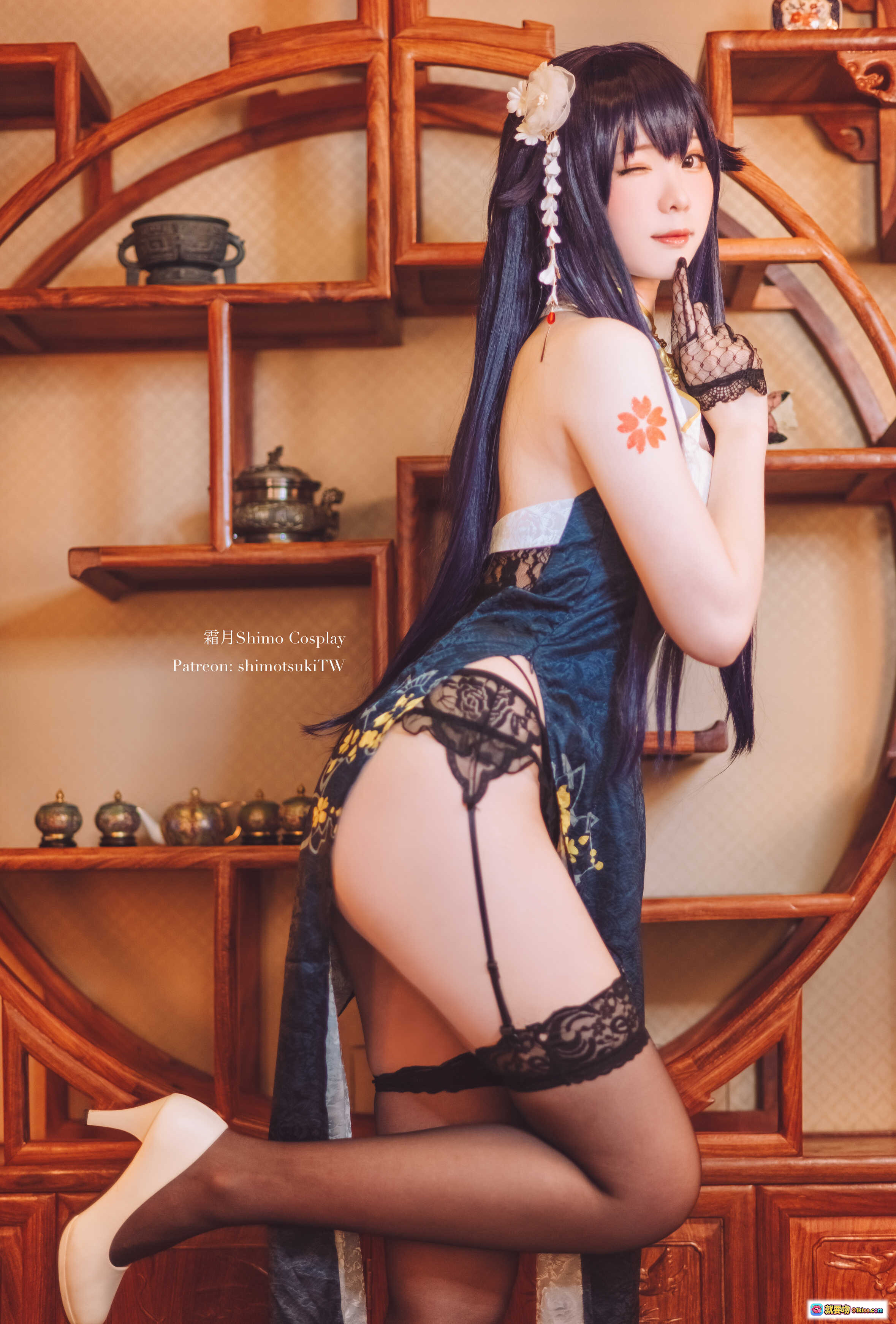 图片[7] - 霜月Shimo Cosplay碧蓝航线吾妻旗袍写真 | 12P高清美图 | 旗袍诱惑 | 黑发长发 | 蕾丝手套 | 性感蕾丝内衣 | 古风卧室场景 - 就要吻