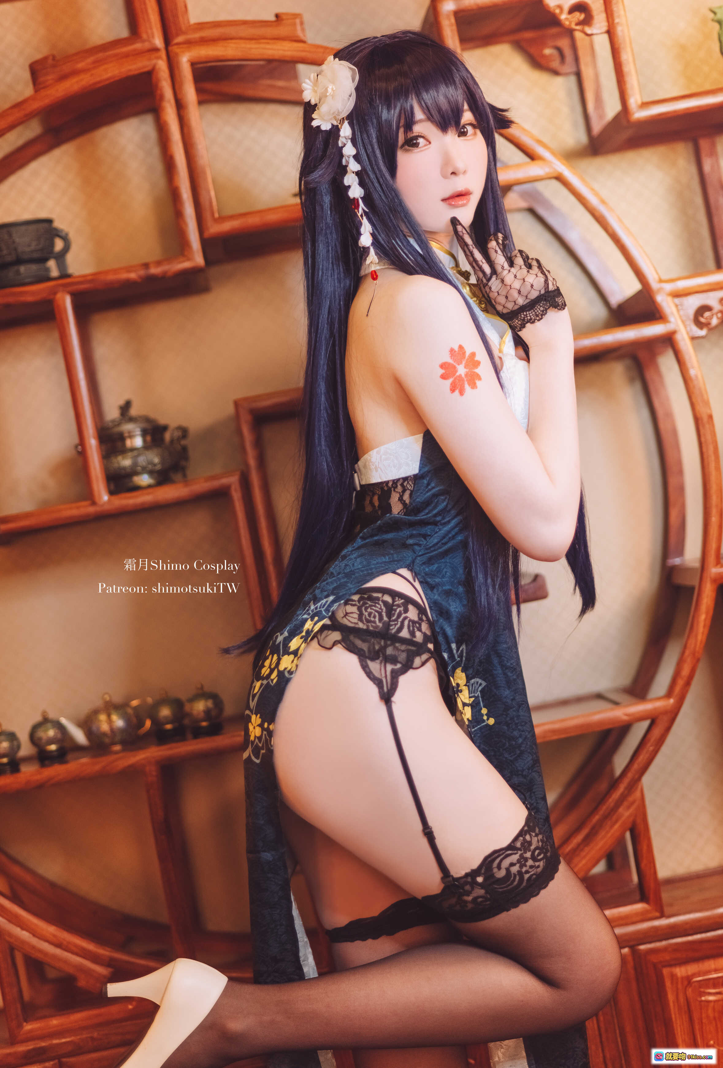 图片[8] - 霜月Shimo Cosplay碧蓝航线吾妻旗袍写真 | 12P高清美图 | 旗袍诱惑 | 黑发长发 | 蕾丝手套 | 性感蕾丝内衣 | 古风卧室场景 - 就要吻
