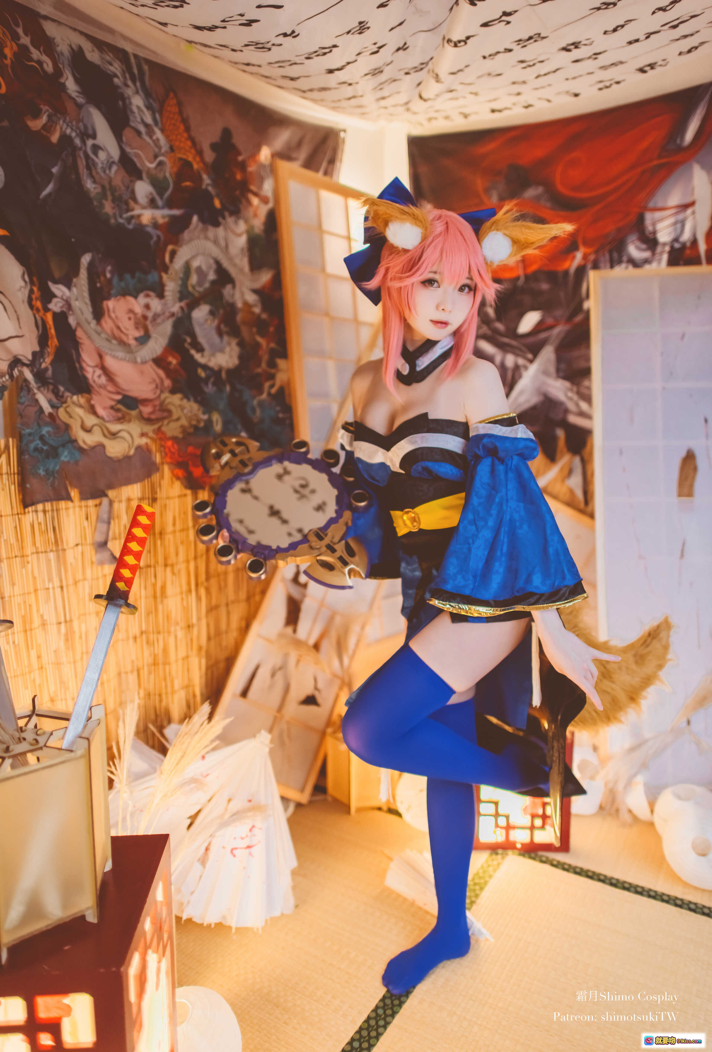 霜月shimo玉藻前Cosplay写真 | 粉发狐耳蓝裙和风场景 | 日式神社装饰道具 | 高清15P摄影集 - 就要吻