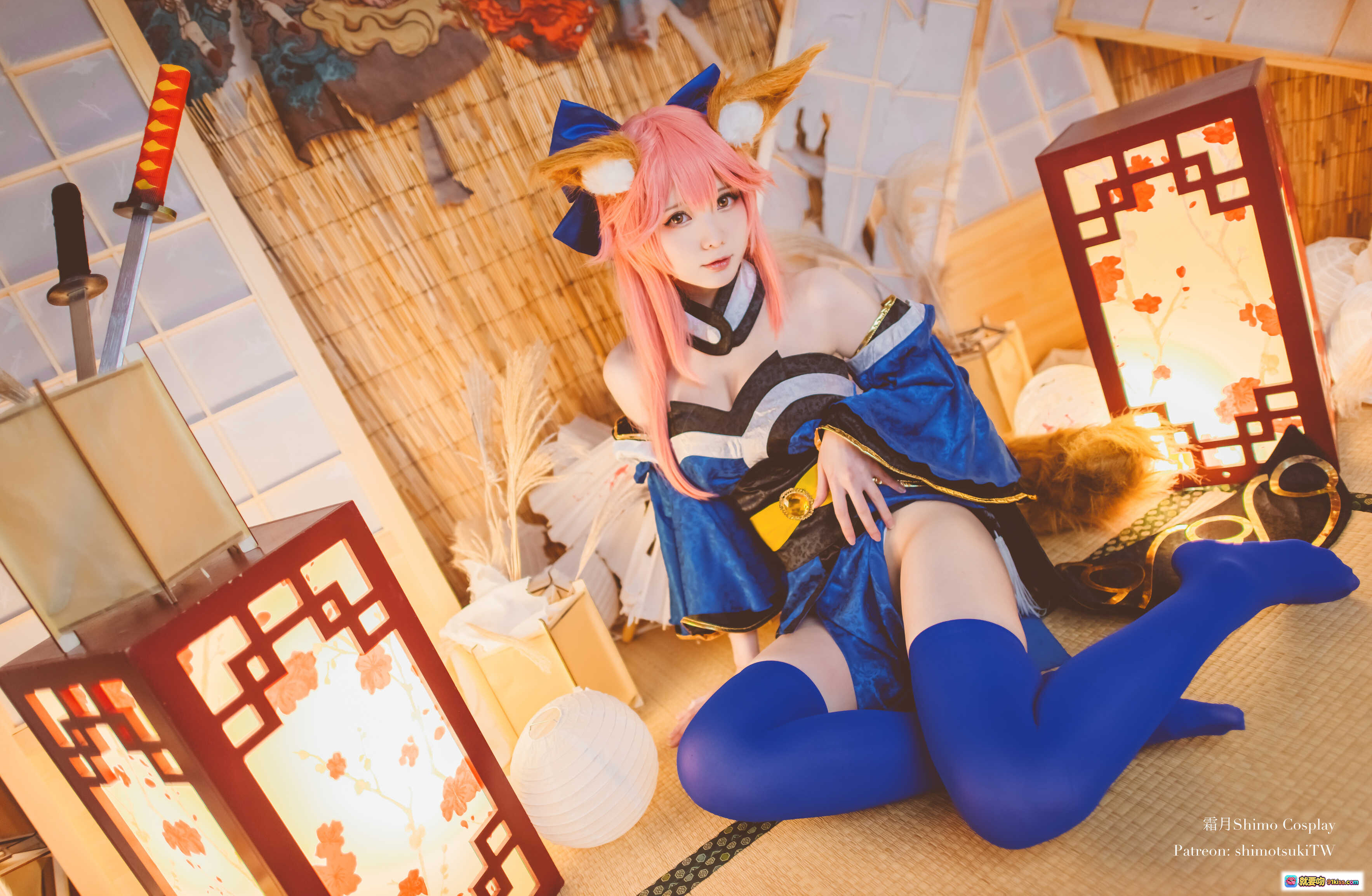 图片[8] - 霜月shimo玉藻前Cosplay写真 | 粉发狐耳蓝裙和风场景 | 日式神社装饰道具 | 高清15P摄影集 - 就要吻