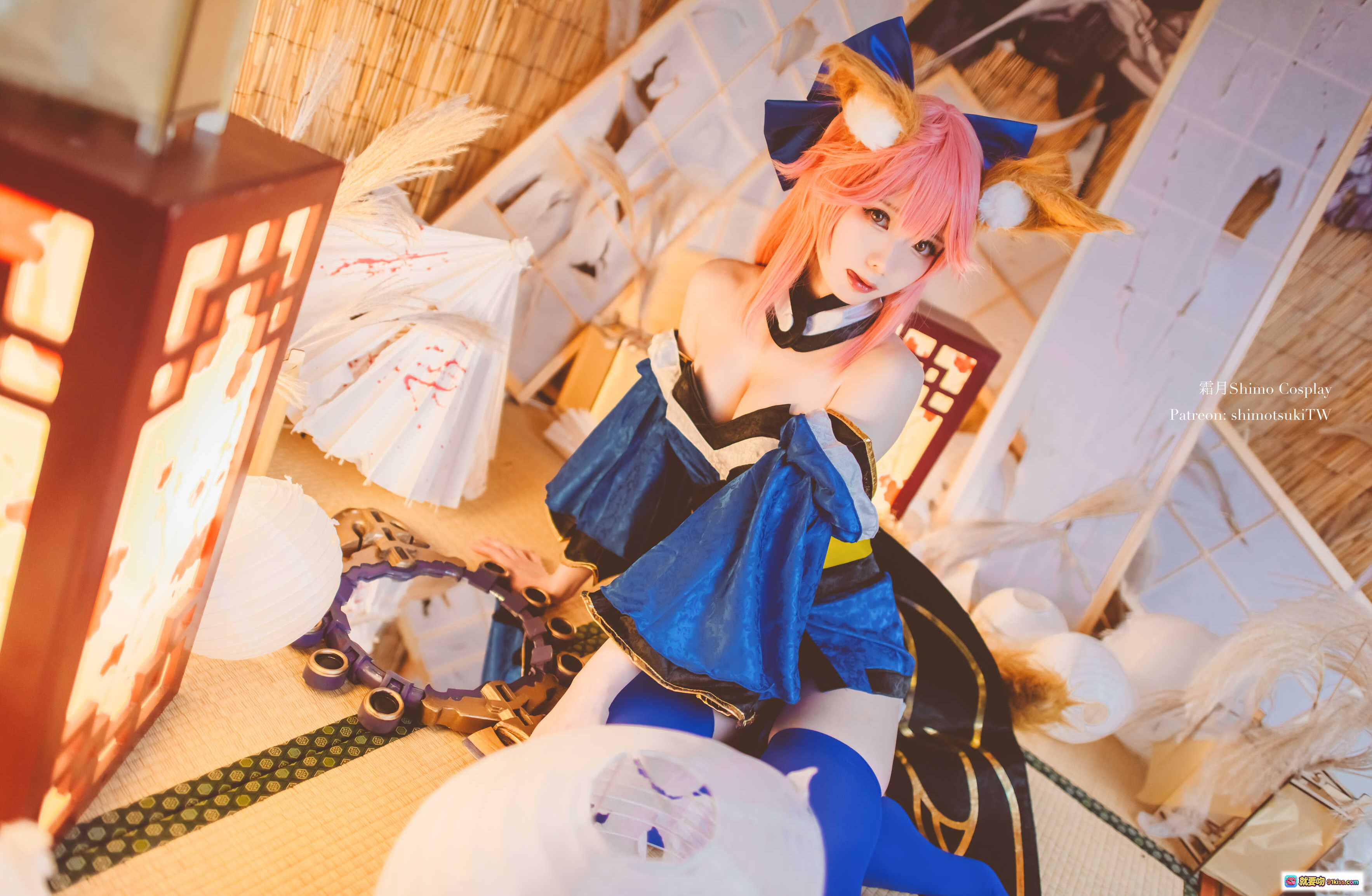 图片[2] - 霜月shimo玉藻前Cosplay写真 | 粉发狐耳蓝裙和风场景 | 日式神社装饰道具 | 高清15P摄影集 - 就要吻