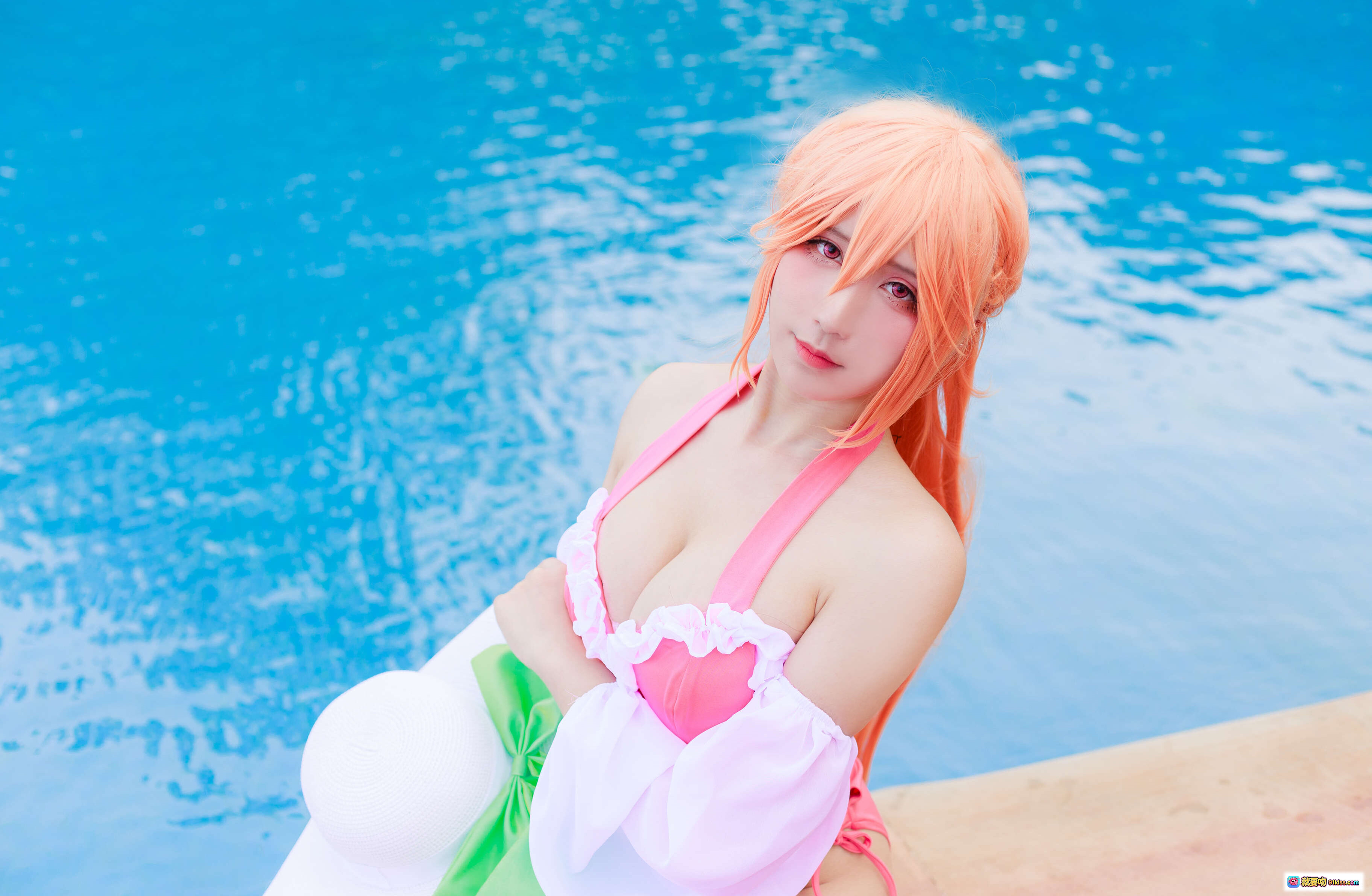 图片[9] - 九曲Jean NO.038 黎塞留泳装COS写真｜粉色比基尼+宽檐帽泳池边美腿写真25P - 就要吻