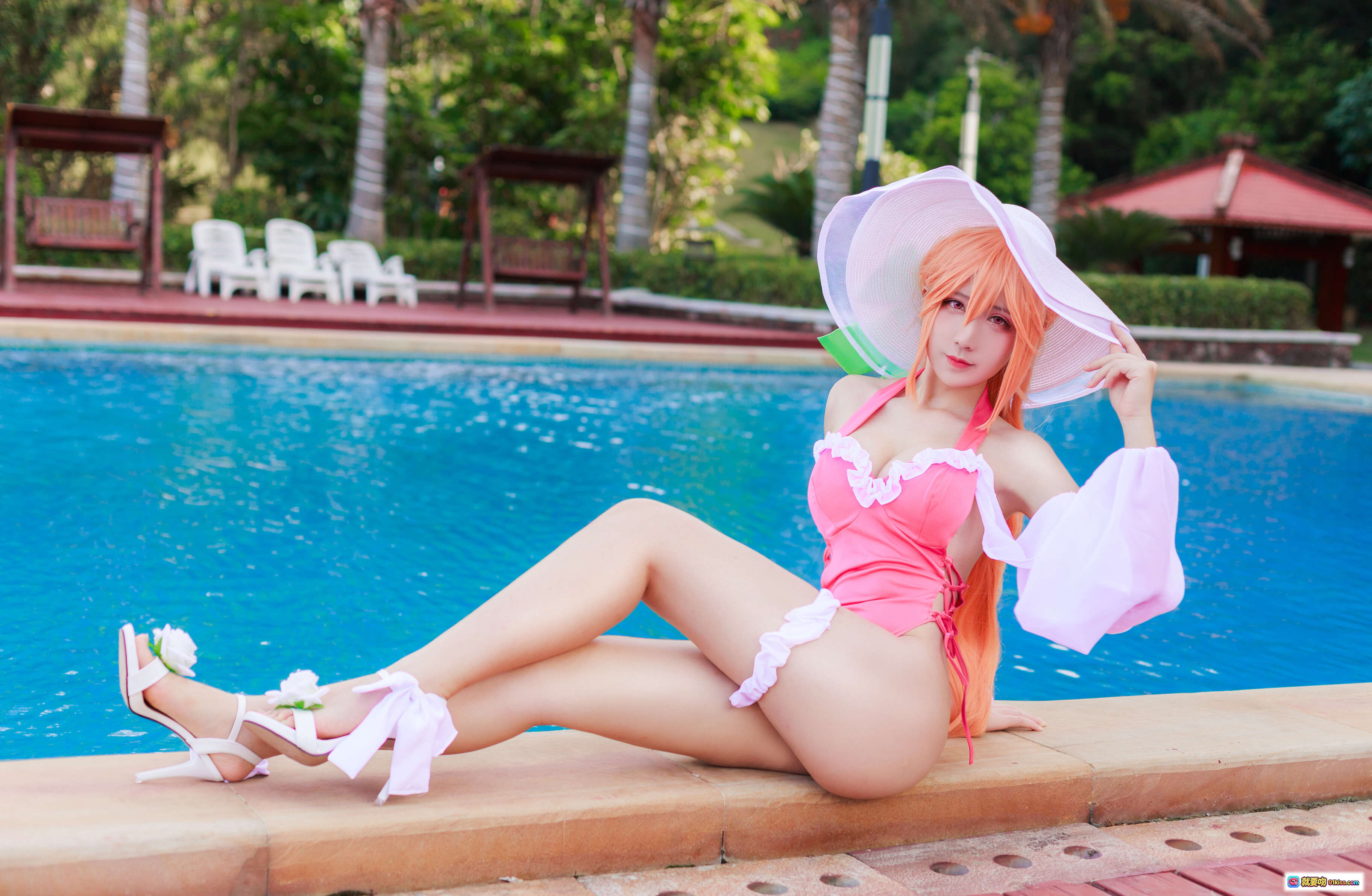 九曲Jean NO.038 黎塞留泳装COS写真｜粉色比基尼+宽檐帽泳池边美腿写真25P - 就要吻