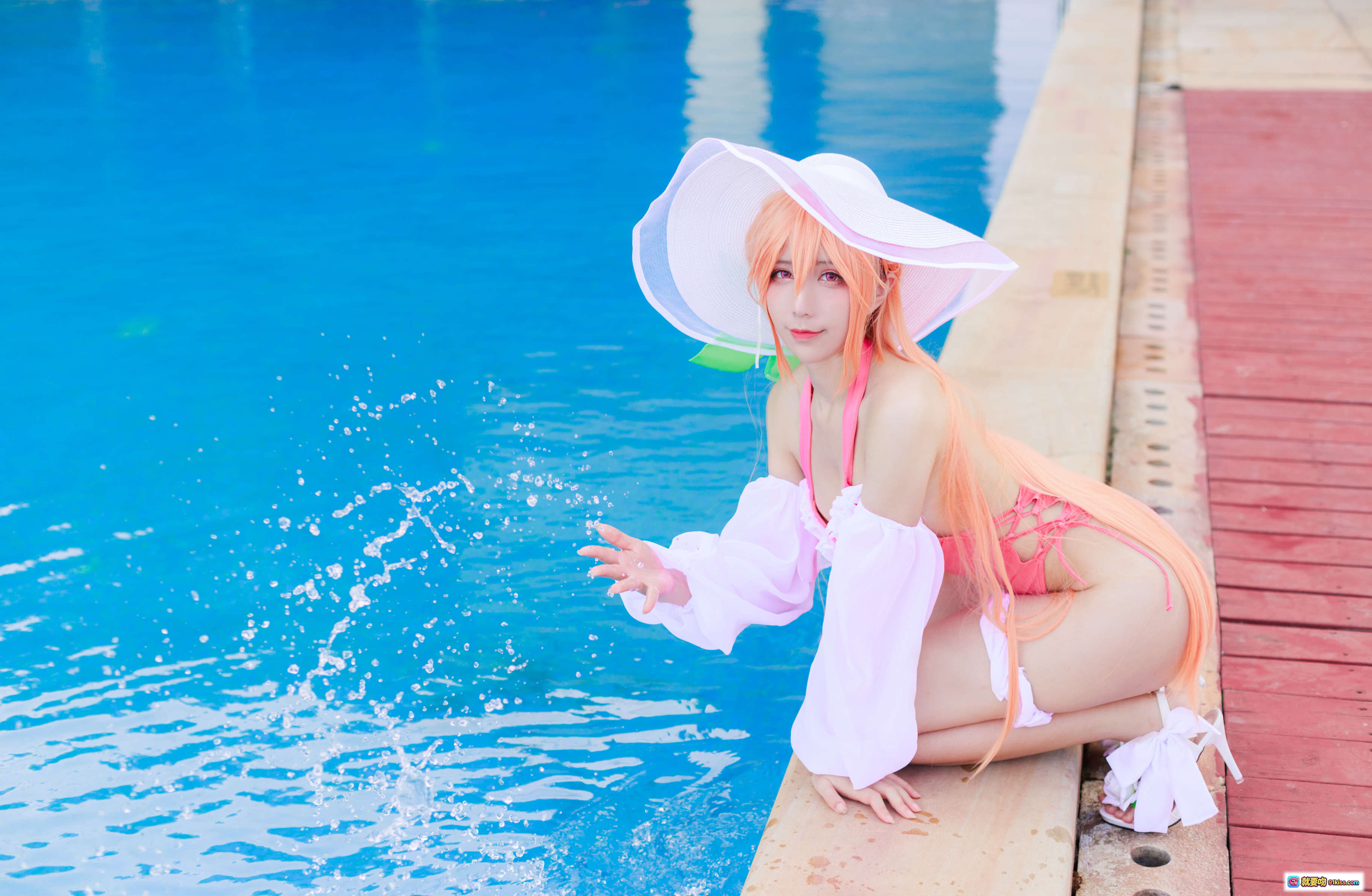 图片[7] - 九曲Jean NO.038 黎塞留泳装COS写真｜粉色比基尼+宽檐帽泳池边美腿写真25P - 就要吻
