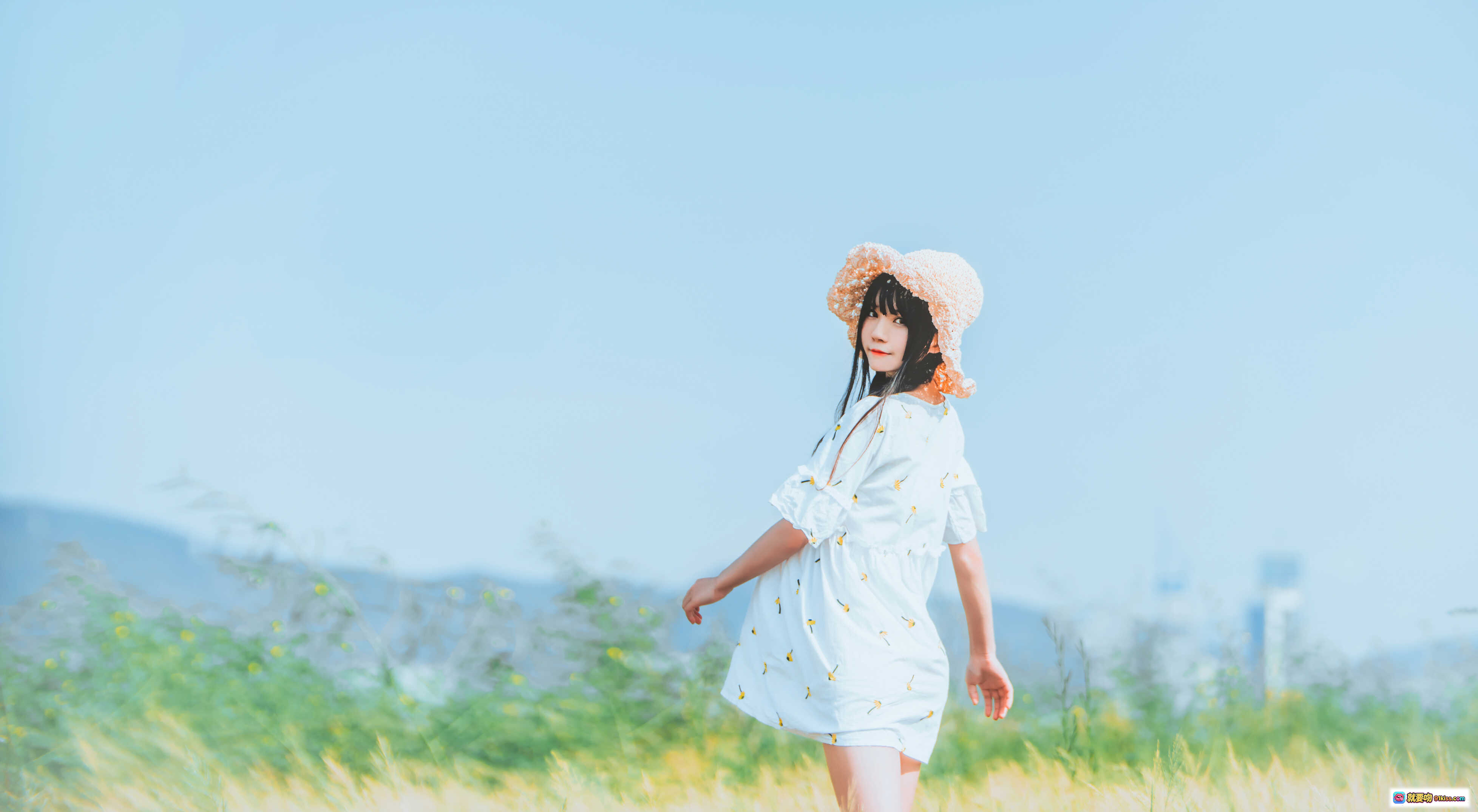 图片[4] - 桜桃喵032田野写真｜白色碎花连衣裙+草帽少女风｜清新自然外拍人像摄影 - 就要吻