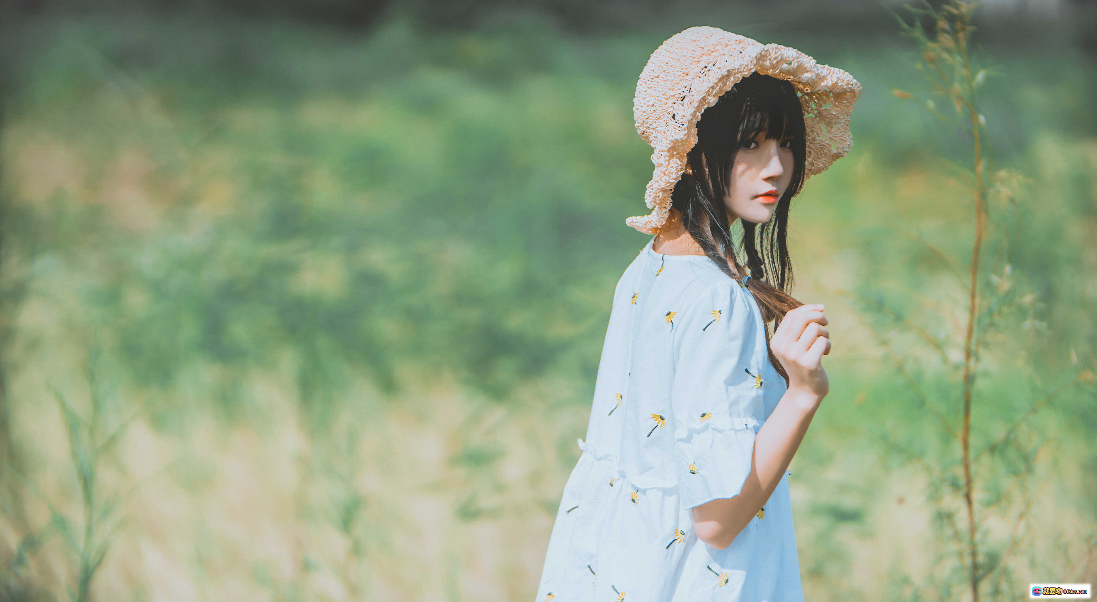 图片[5] - 桜桃喵032田野写真｜白色碎花连衣裙+草帽少女风｜清新自然外拍人像摄影 - 就要吻