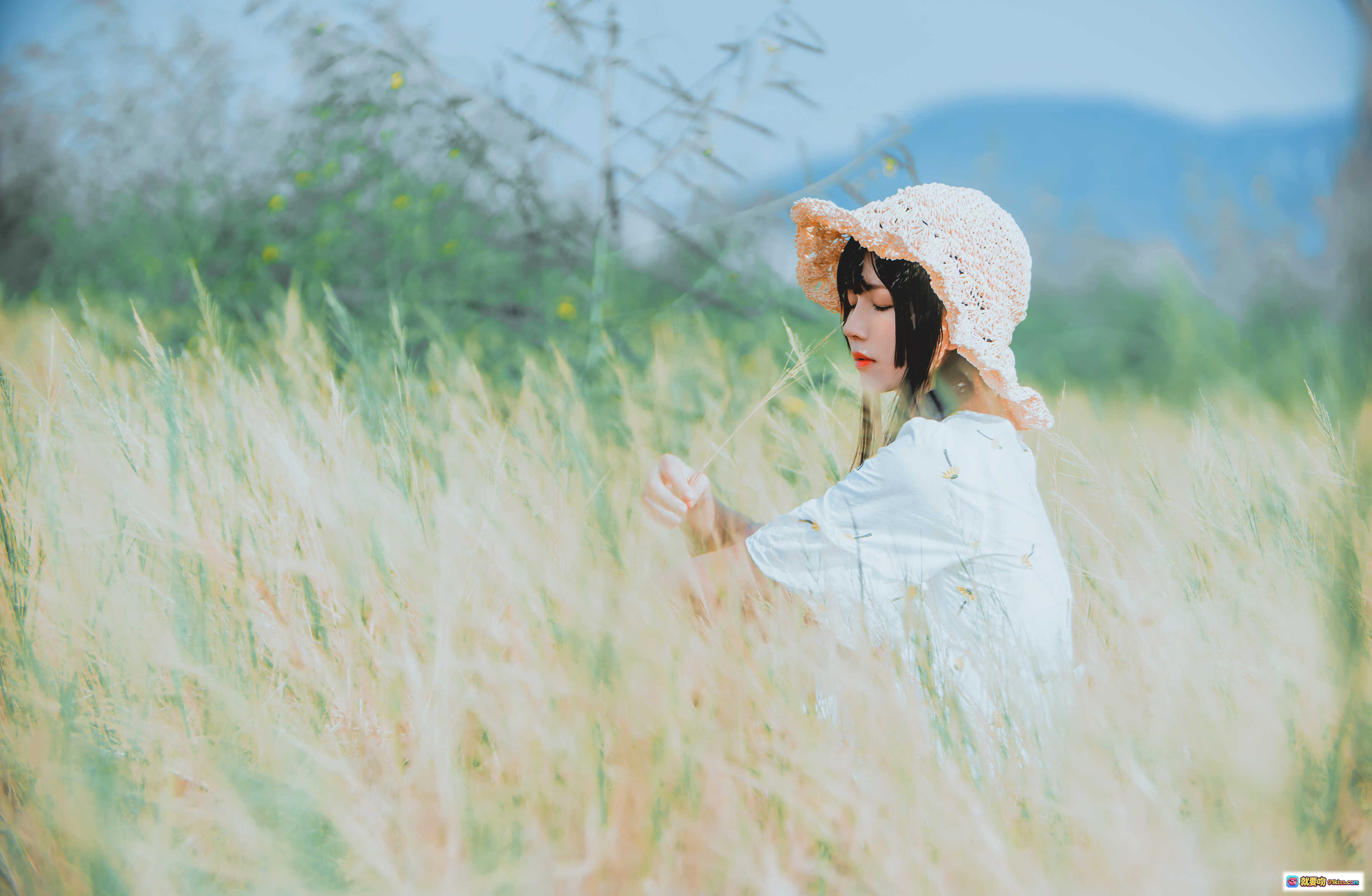 图片[2] - 桜桃喵032田野写真｜白色碎花连衣裙+草帽少女风｜清新自然外拍人像摄影 - 就要吻