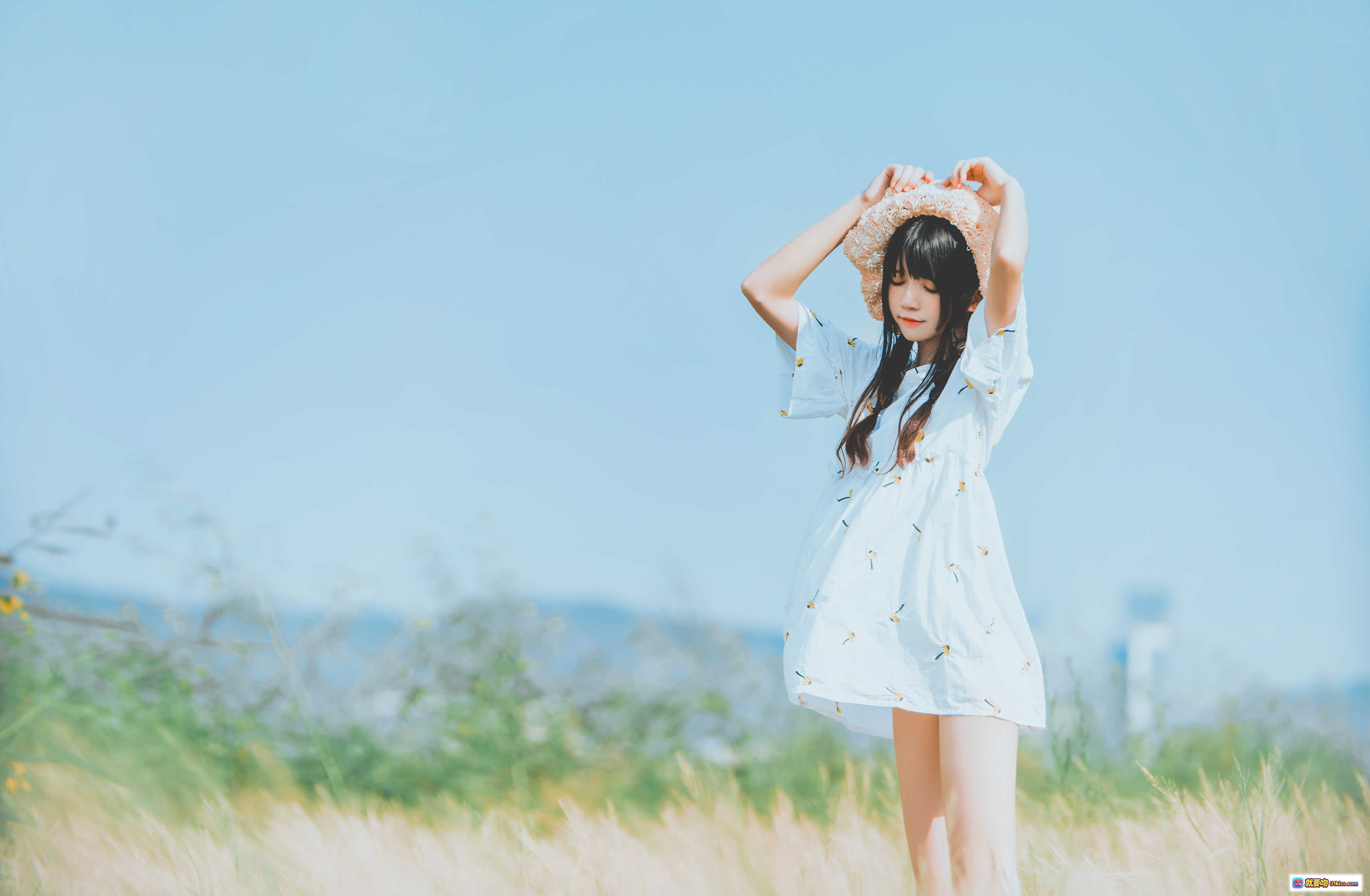 图片[9] - 桜桃喵032田野写真｜白色碎花连衣裙+草帽少女风｜清新自然外拍人像摄影 - 就要吻