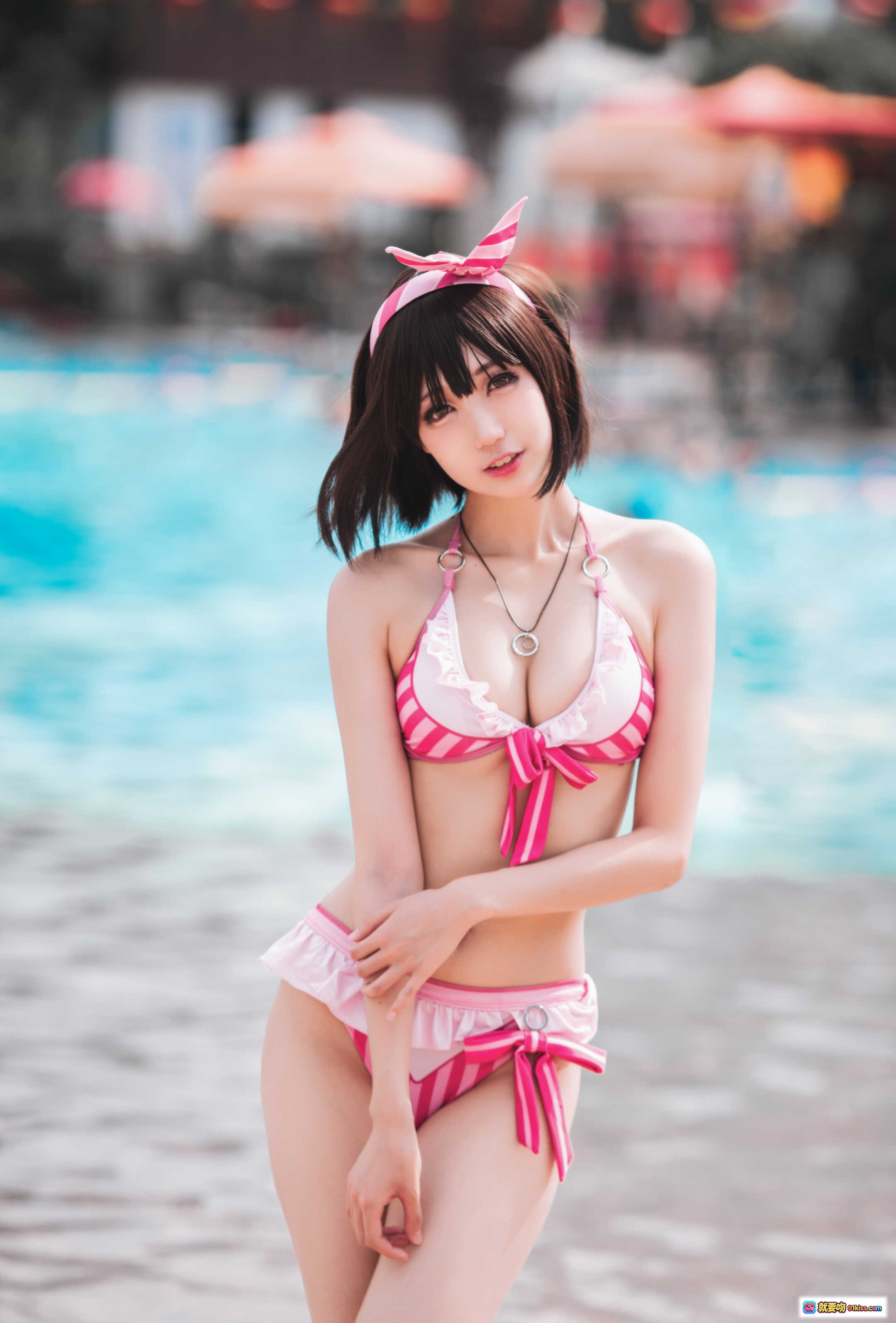 图片[2] - 周叽可爱兔兔NO.022圣人惠水着泳装写真 粉色条纹比基尼+透明浴袍 清新甜美泳池外拍 Cosplay美少女 - 就要吻