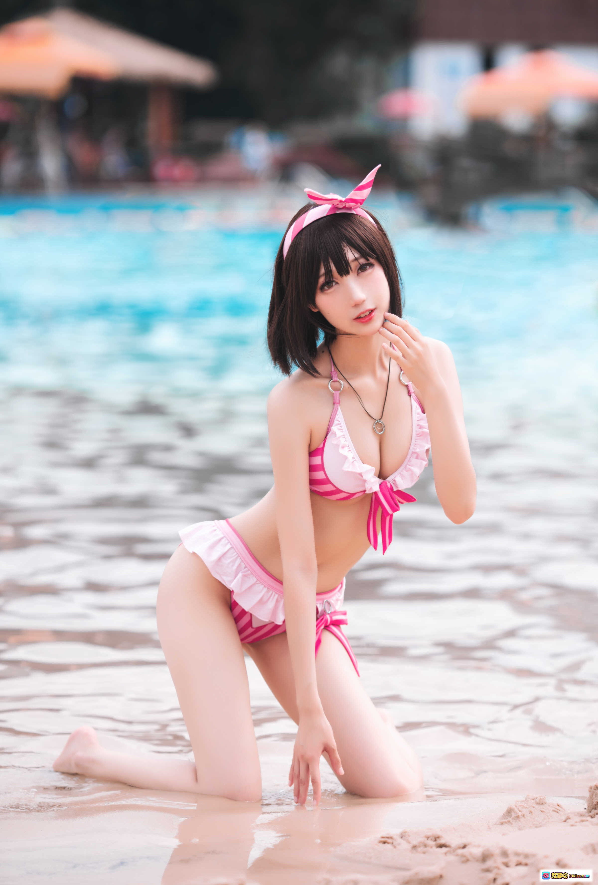 图片[8] - 周叽可爱兔兔NO.022圣人惠水着泳装写真 粉色条纹比基尼+透明浴袍 清新甜美泳池外拍 Cosplay美少女 - 就要吻