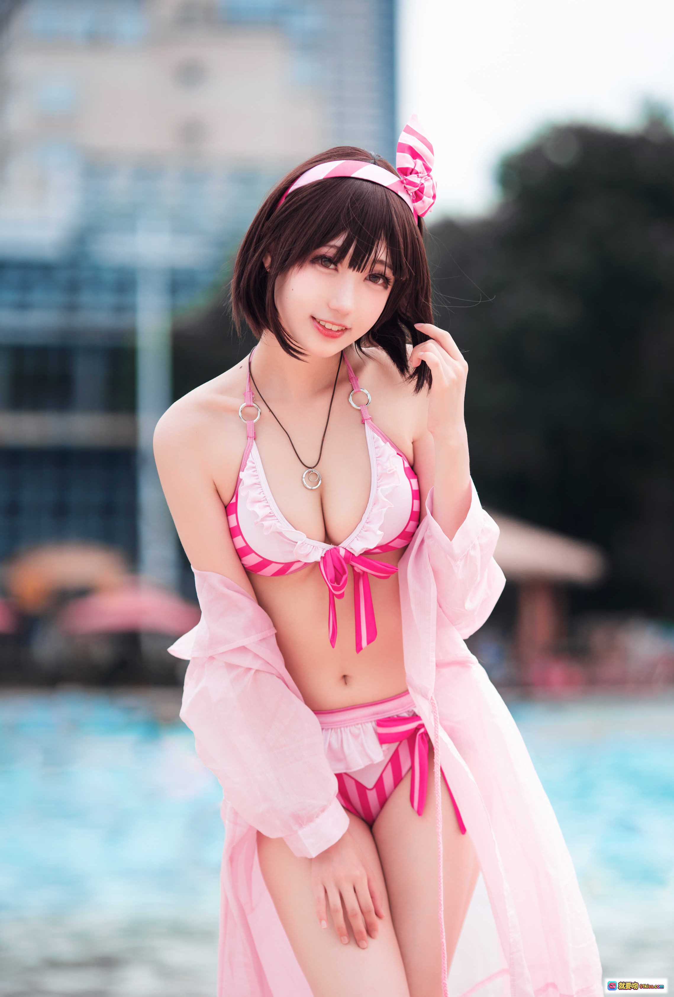 周叽可爱兔兔NO.022圣人惠水着泳装写真 粉色条纹比基尼+透明浴袍 清新甜美泳池外拍 Cosplay美少女 - 就要吻