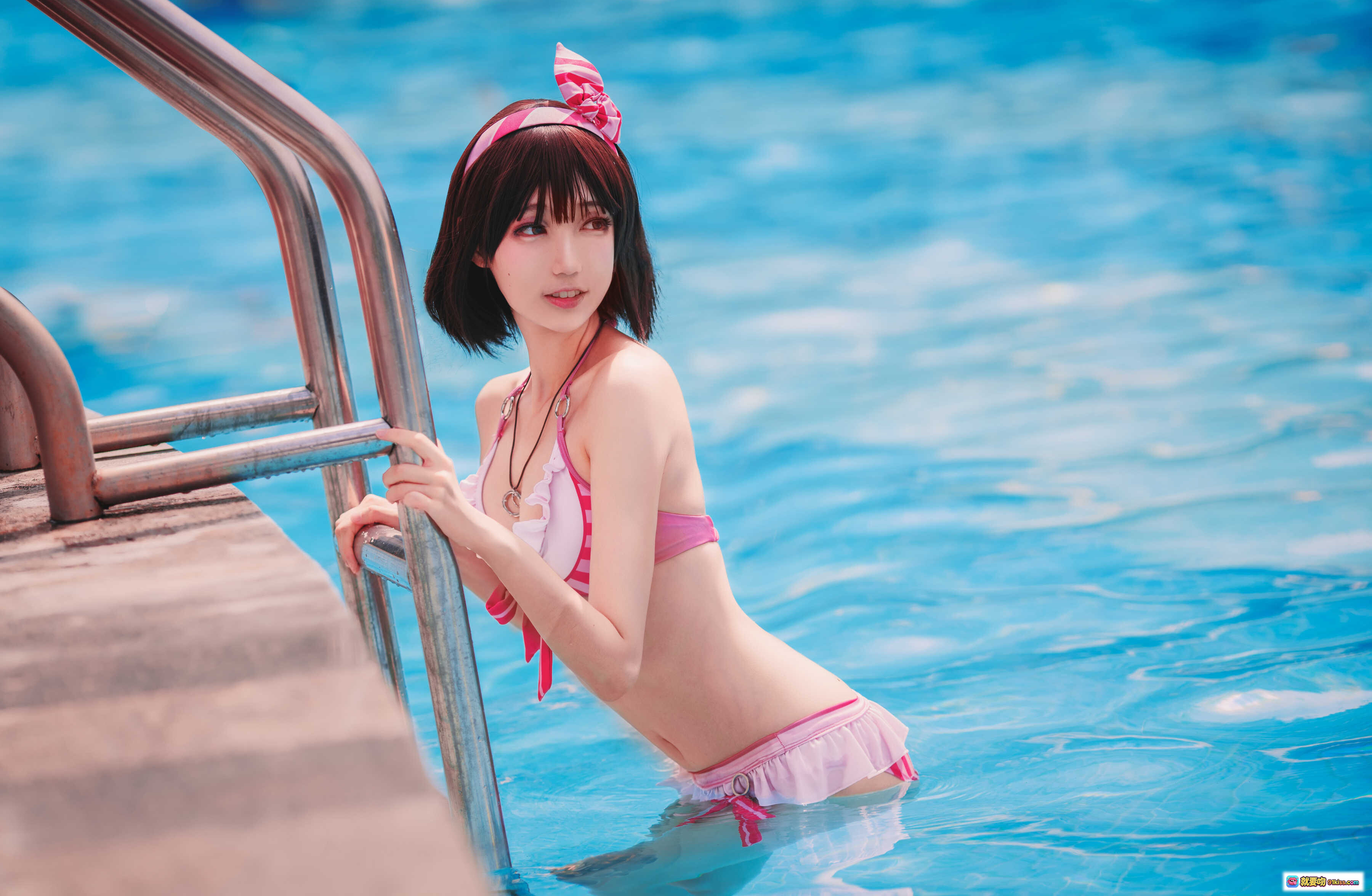 图片[5] - 周叽可爱兔兔NO.022圣人惠水着泳装写真 粉色条纹比基尼+透明浴袍 清新甜美泳池外拍 Cosplay美少女 - 就要吻