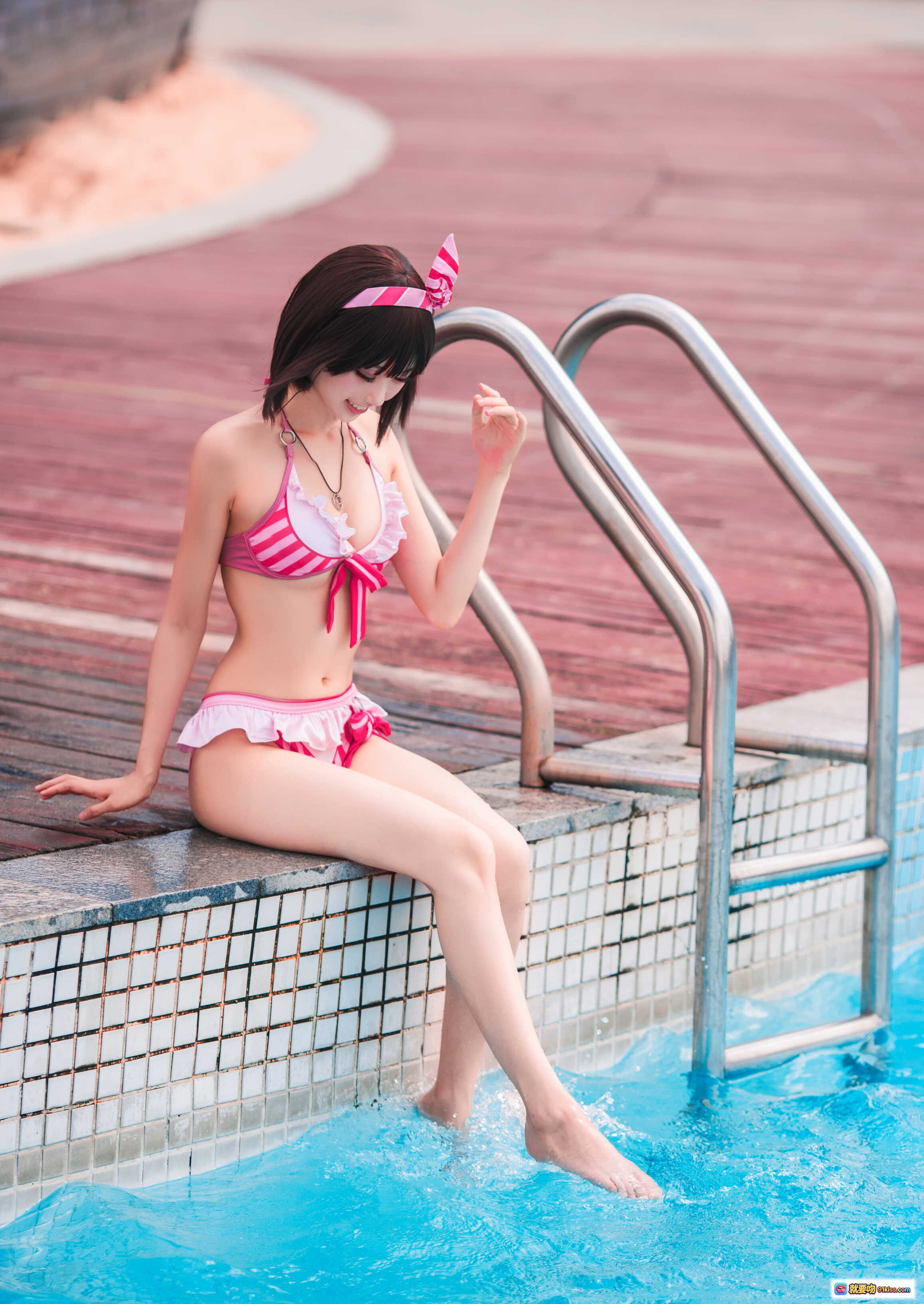 图片[3] - 周叽可爱兔兔NO.022圣人惠水着泳装写真 粉色条纹比基尼+透明浴袍 清新甜美泳池外拍 Cosplay美少女 - 就要吻